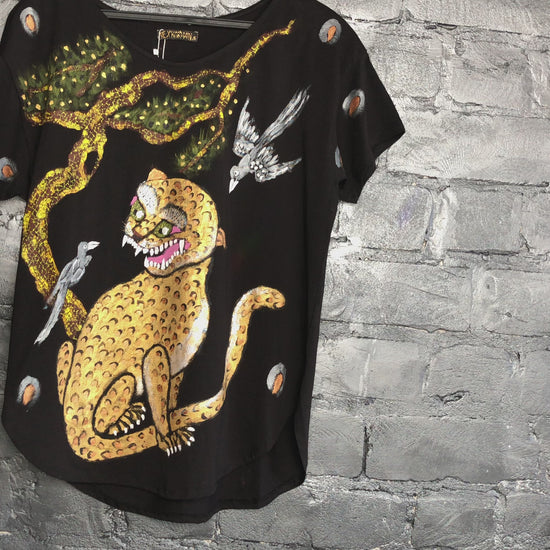 Women's short sleeve t-shirt Birds and funny leopard