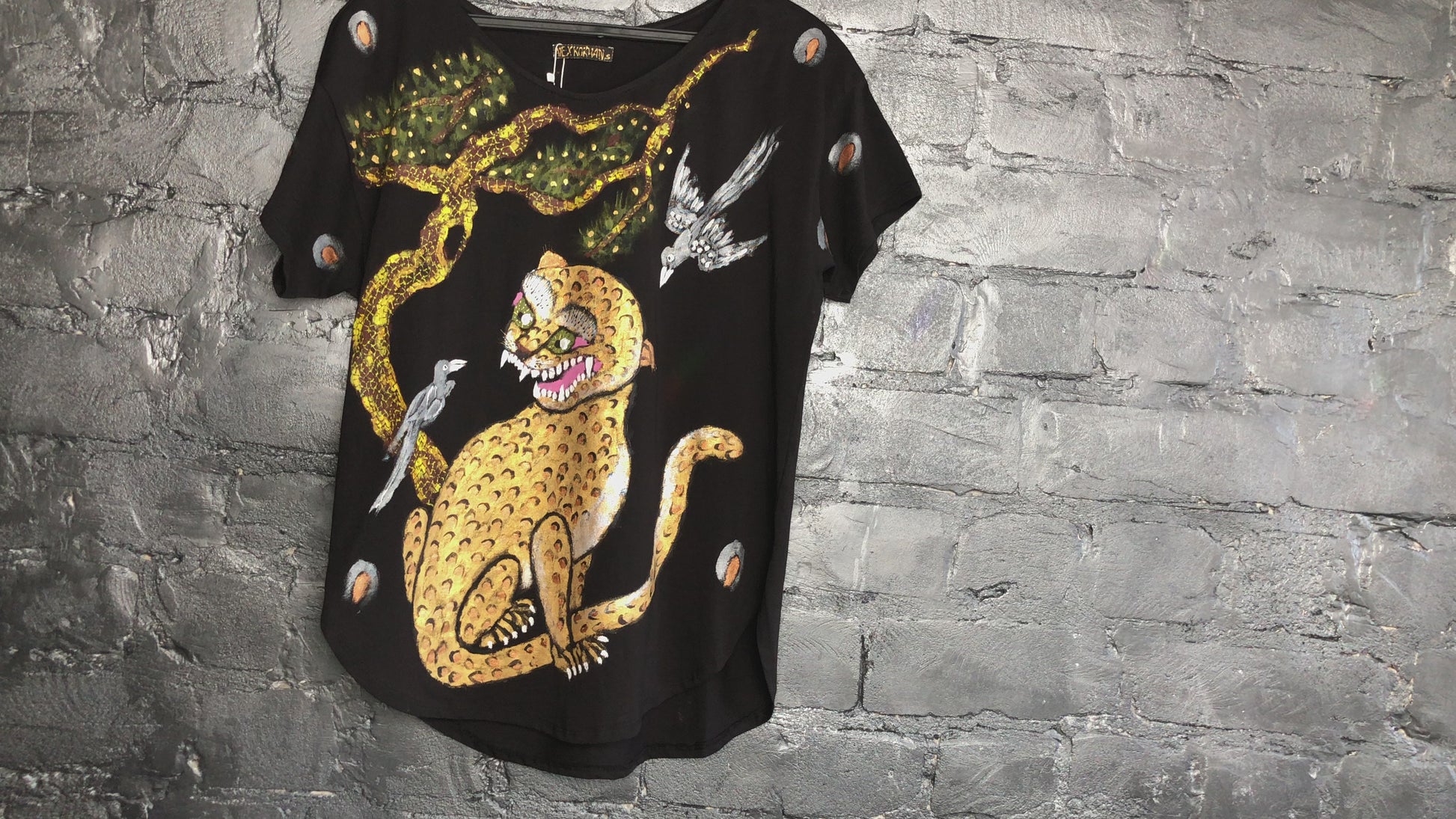 Women's short sleeve t-shirt Birds and funny leopard