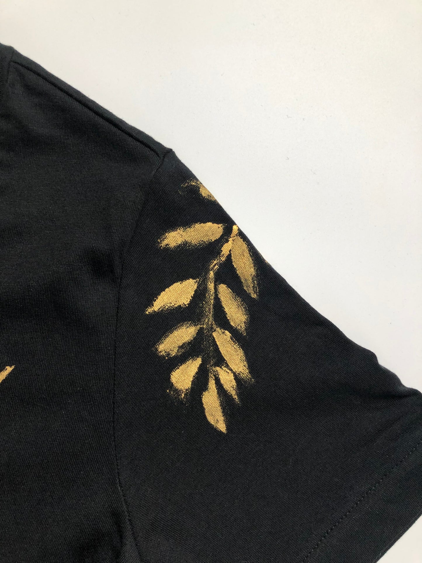 Women's Short Sleeve T-shirt Gold Leaf Pattern Details