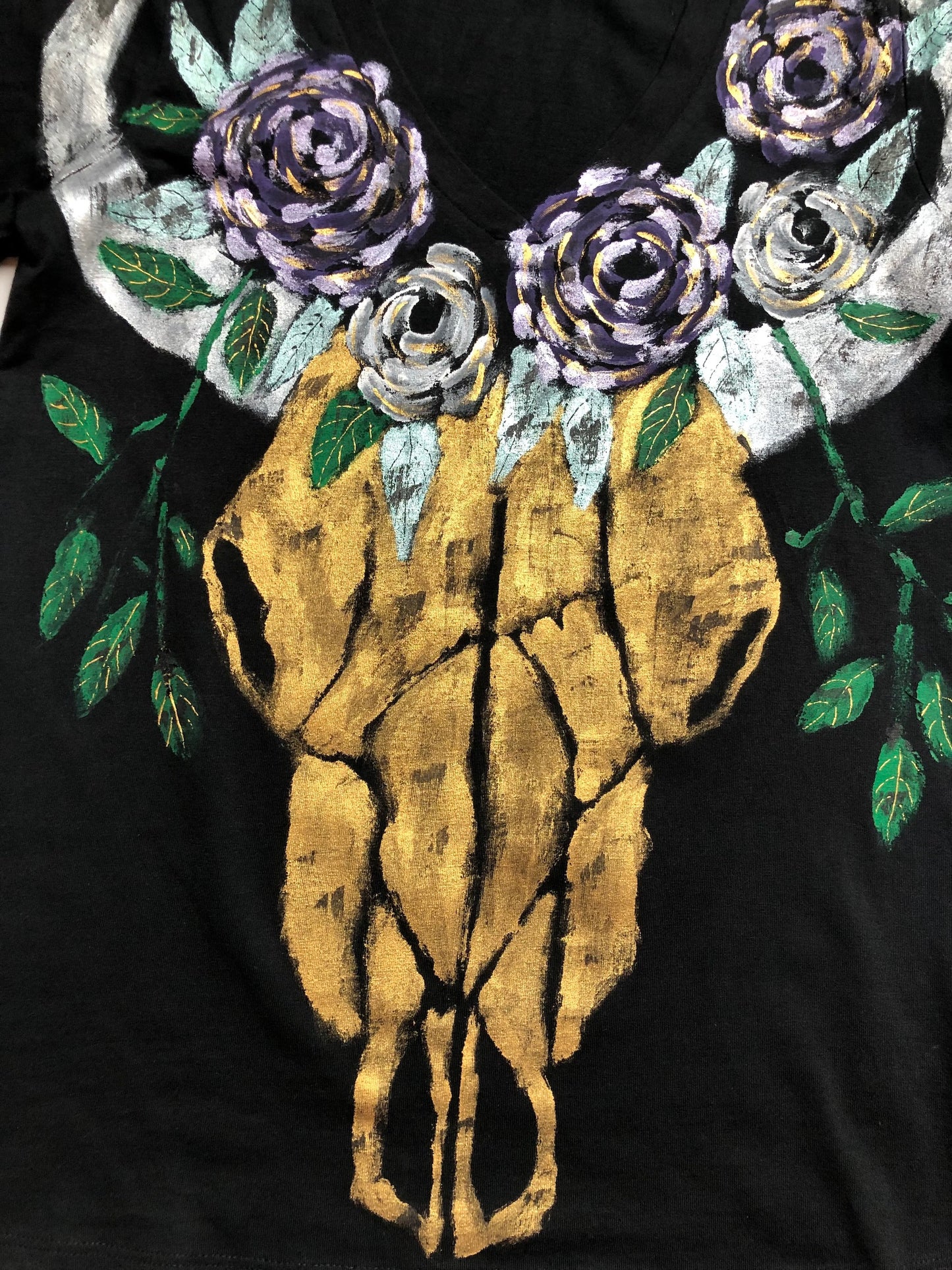 Women's short sleeve T-shirt golden cow pattern details with flowers pattern of a skull, horns and flowers.