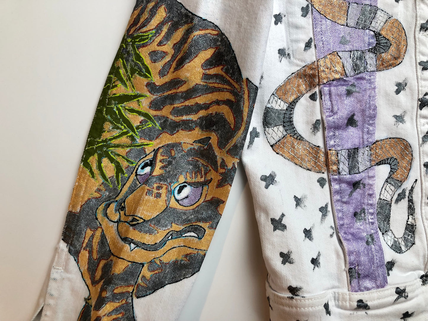 Women's denim jacket tiger details on the sleeve and snake