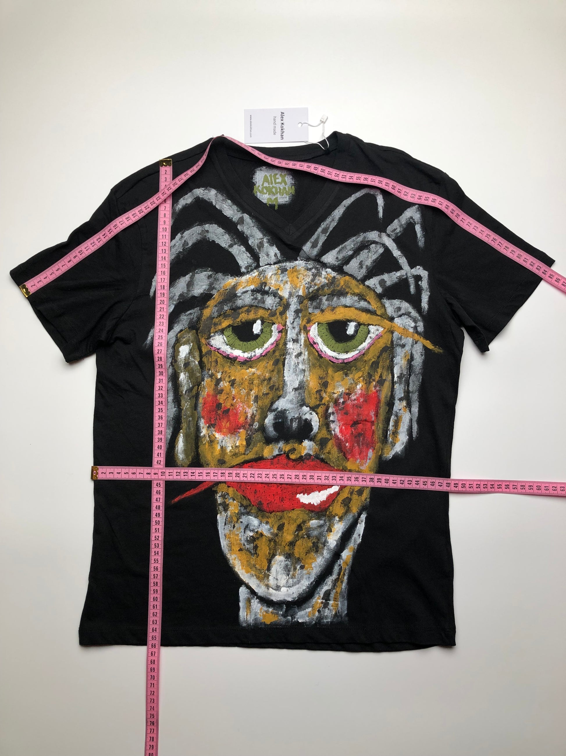 Hand-painted with acrylics on a T-shirt in the only size M, length 69 cm, width 47 cm.