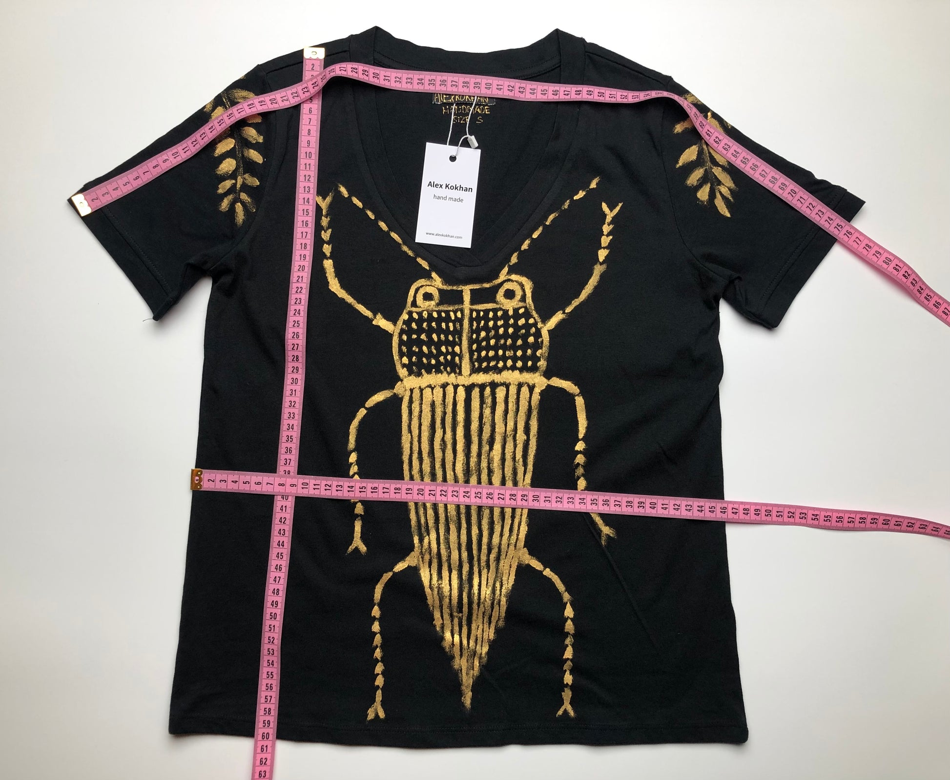 Women's short sleeve t-shirt cockroaches Length 62 cm, waist width 45 cm. 