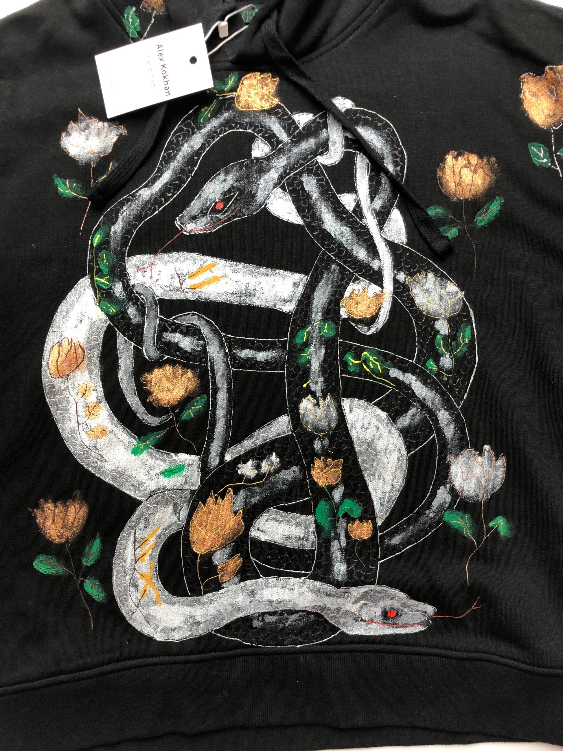 Women's hoodie snake detailed front drawing