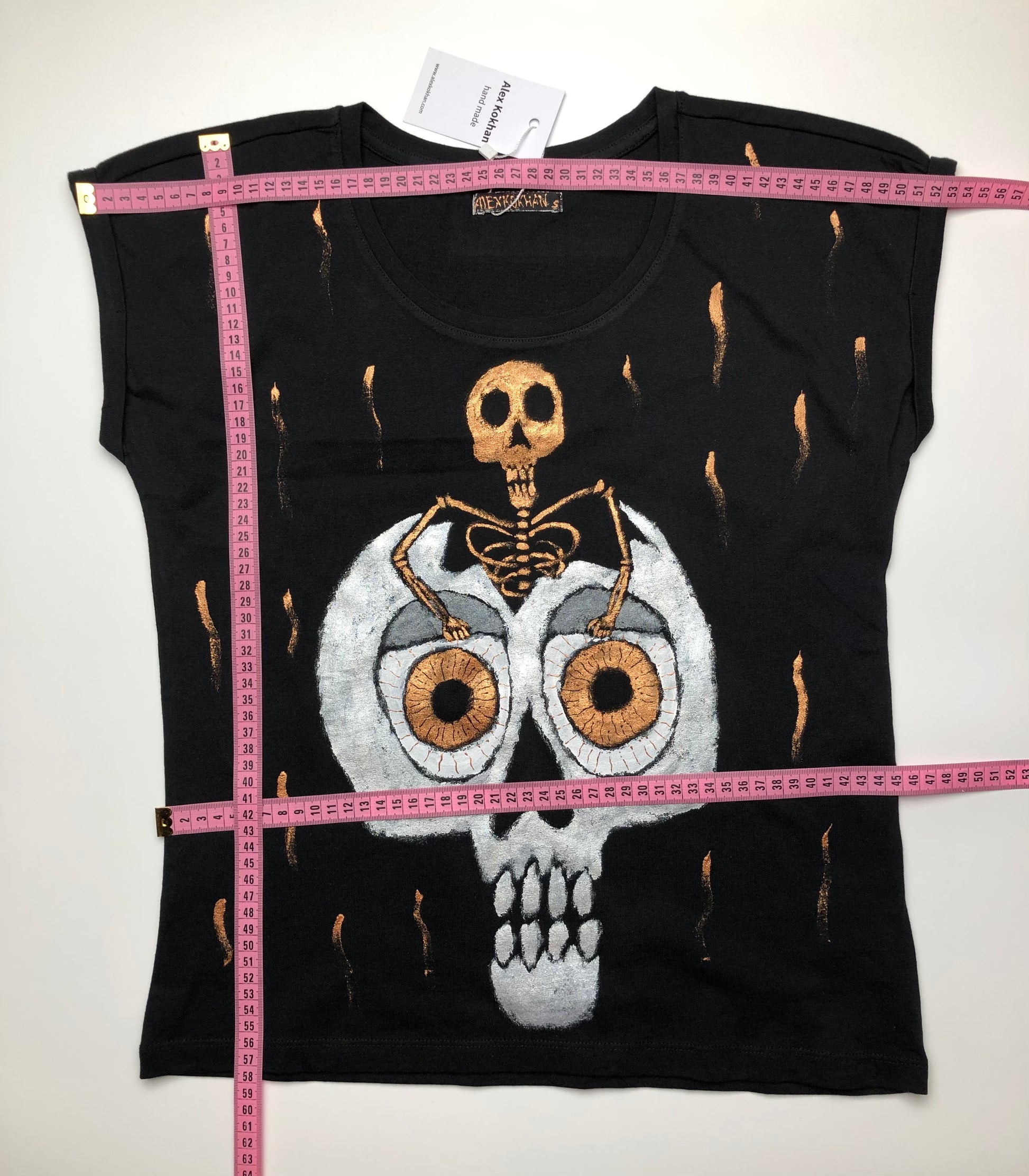 T-shirt in the only size S. Length 59 cm, waist width 44 cm. Skull and skeleton with bones.