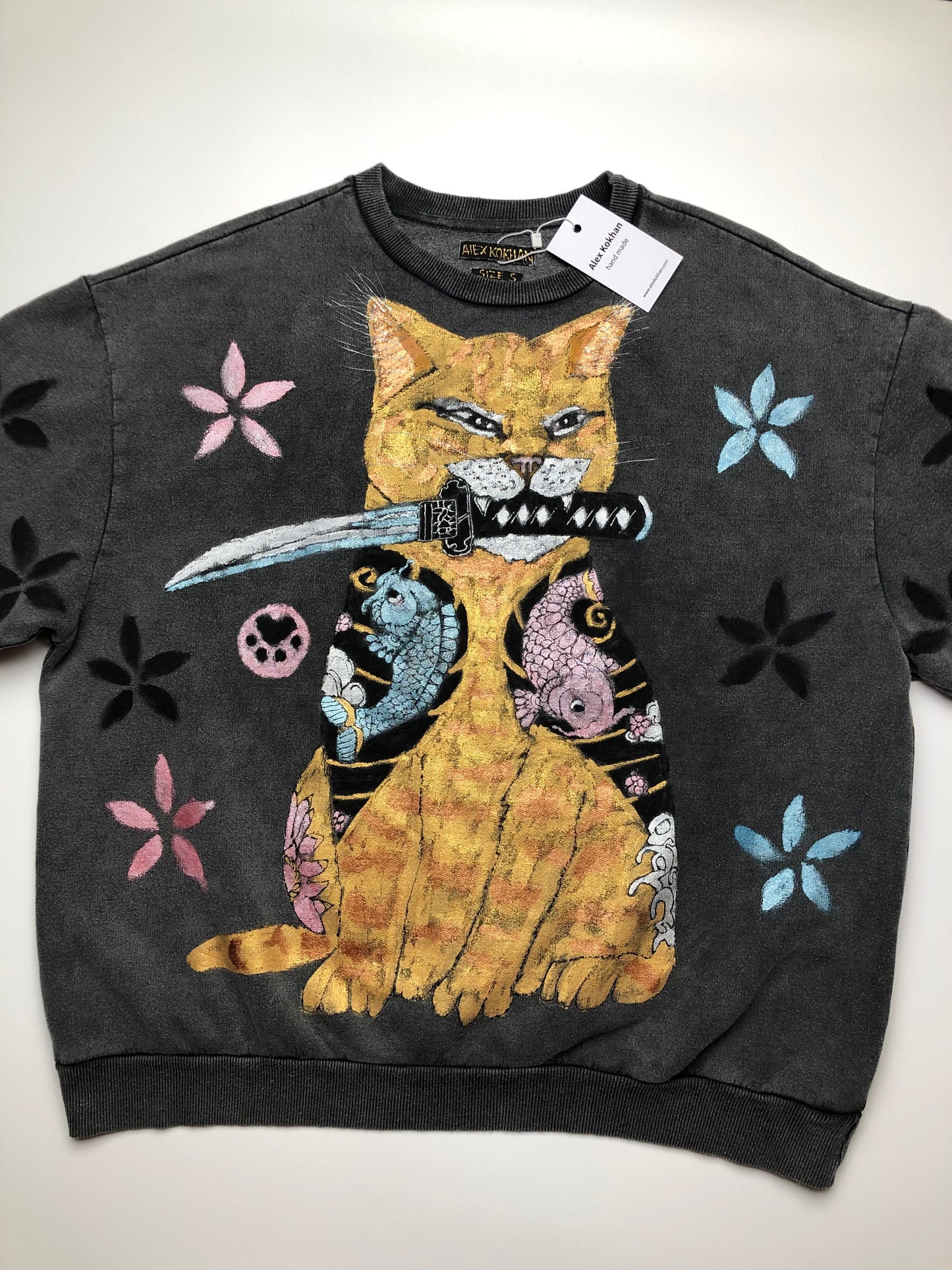 Women's sweatshirt oversized Japanese cat pattern details