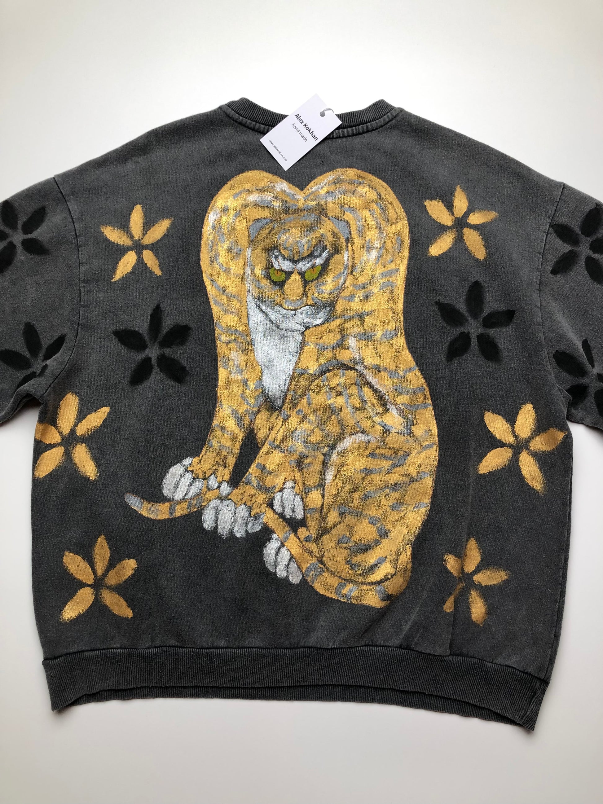 Women's oversized sweatshirt Japanese cat pattern details reverse side