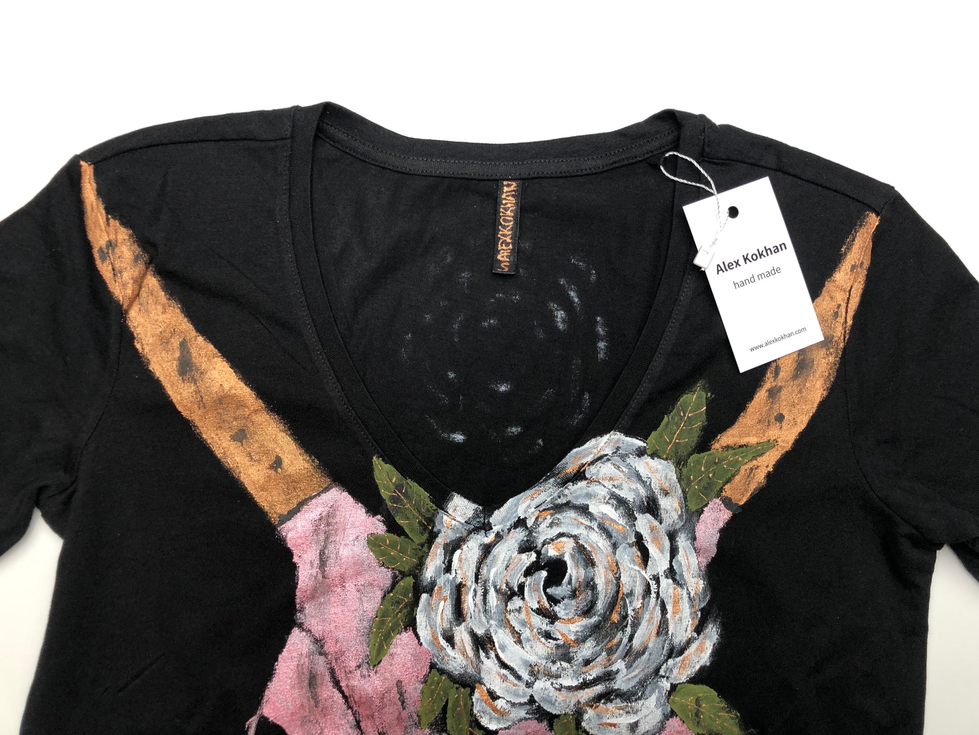 Women's short sleeve T-shirt pink gazelle pattern details skull and flowers