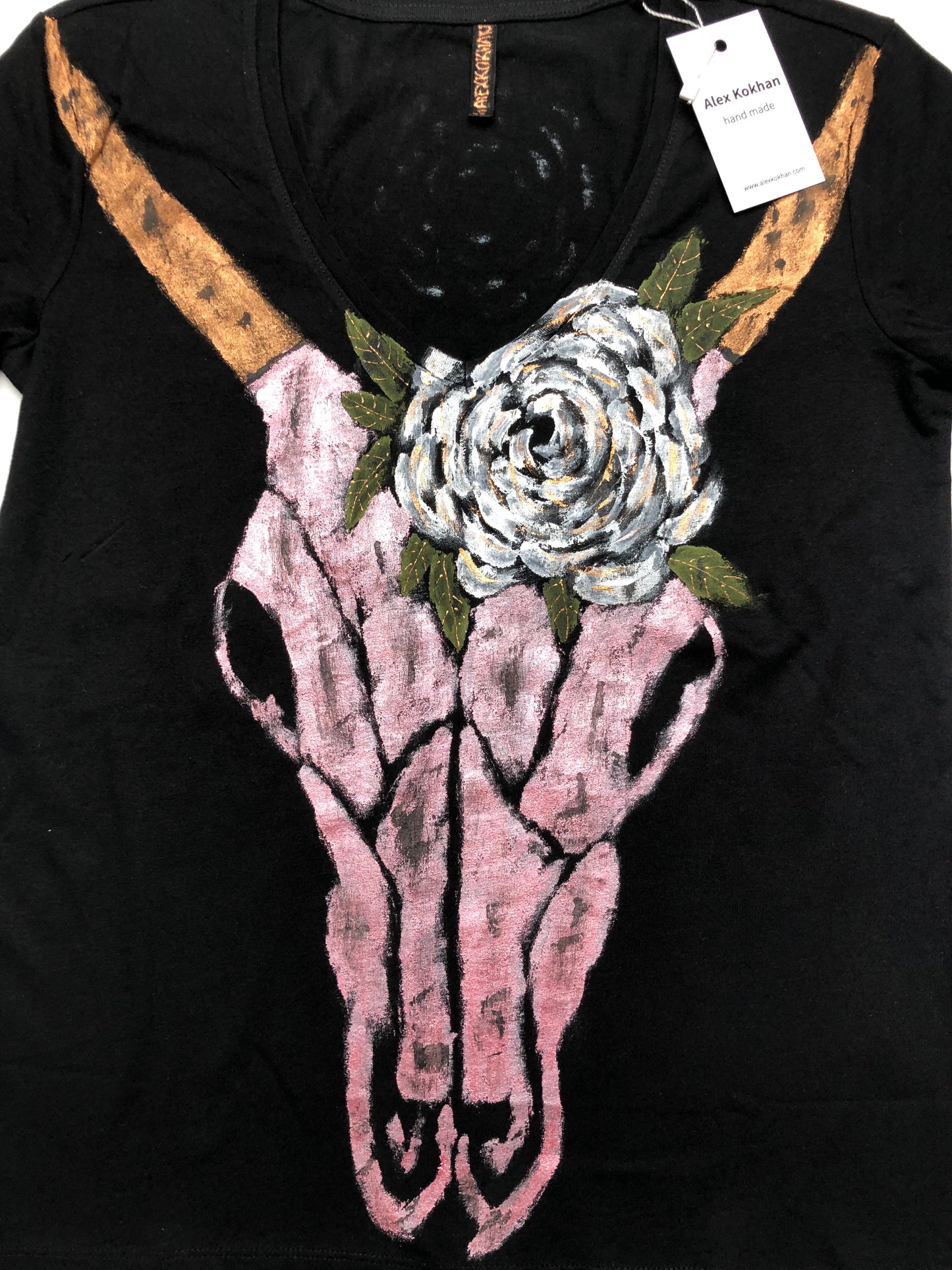 Women's short sleeve T-shirt pink gazelle pattern details skull and flowers 