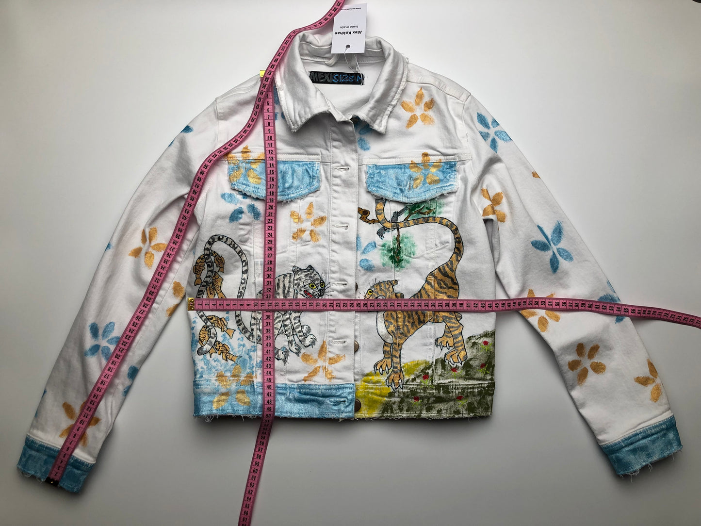 Denim jacket hand-painted with acrylic paints in size M. Sleeve length 59 cm, jacket length 50 cm, waist width 43 cm.