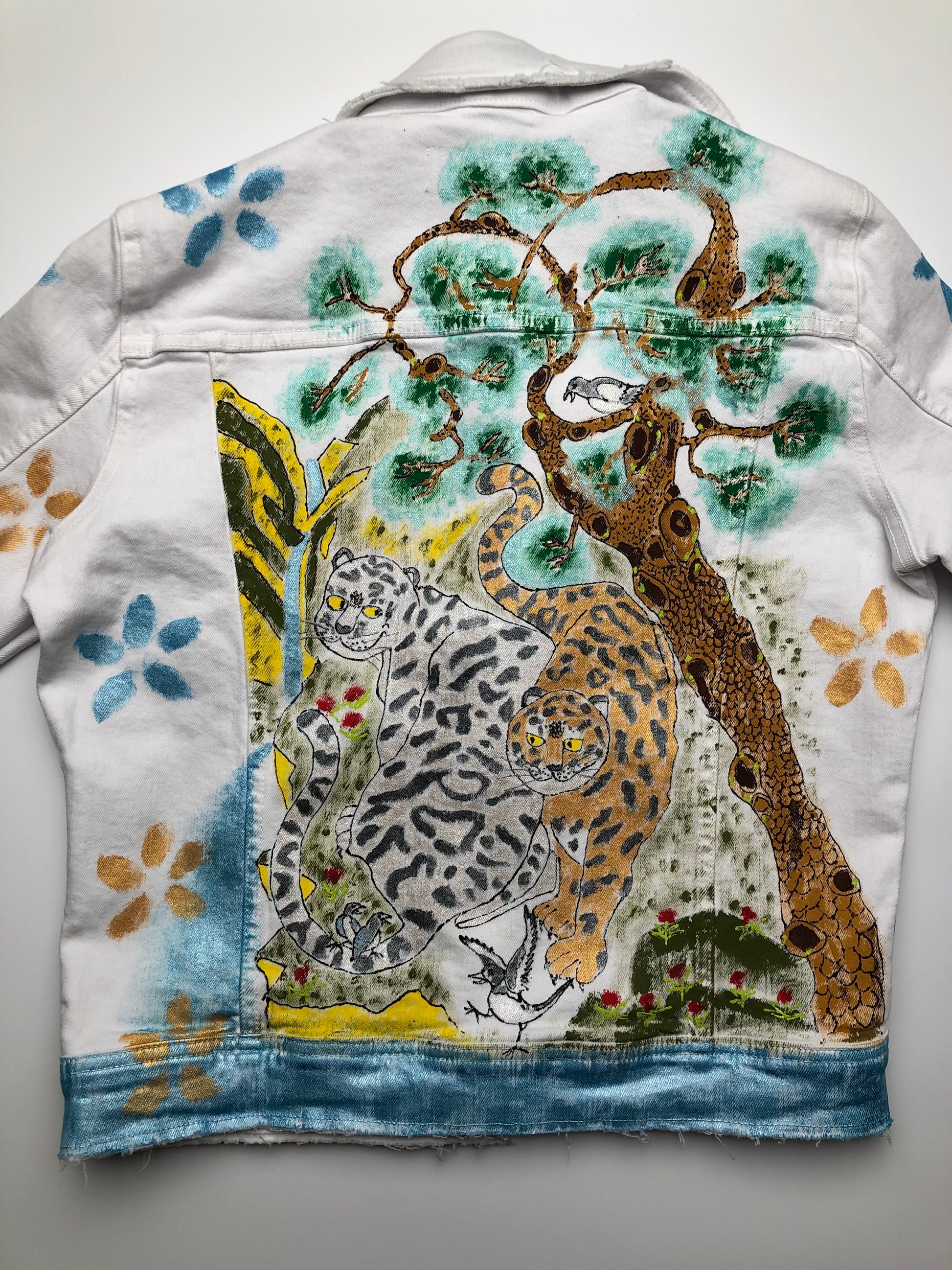 Luxurious denim jacket with rich tiger motif decoration