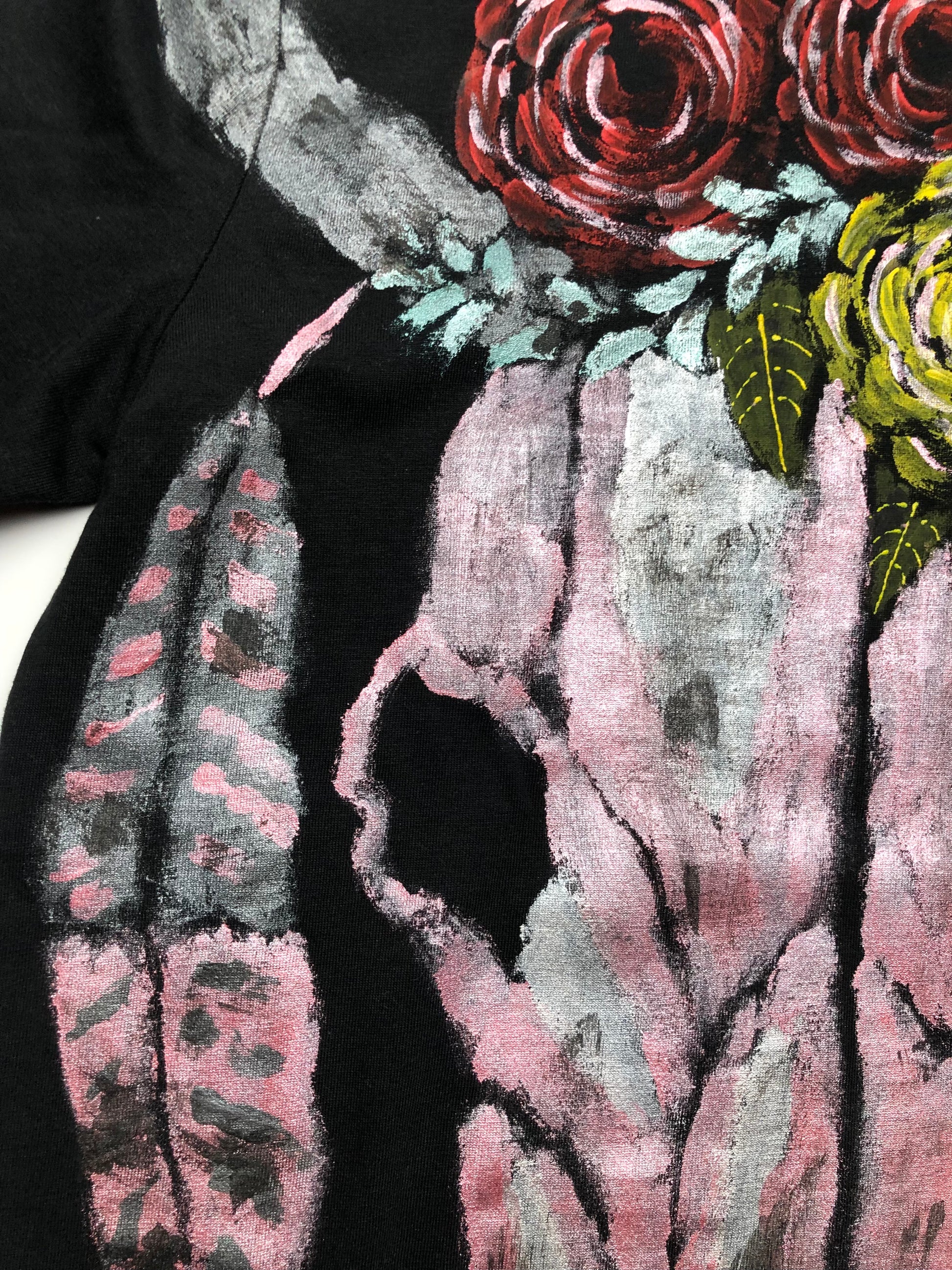 Women's black long sleeve t-shirt red flowers and pink skull pattern details