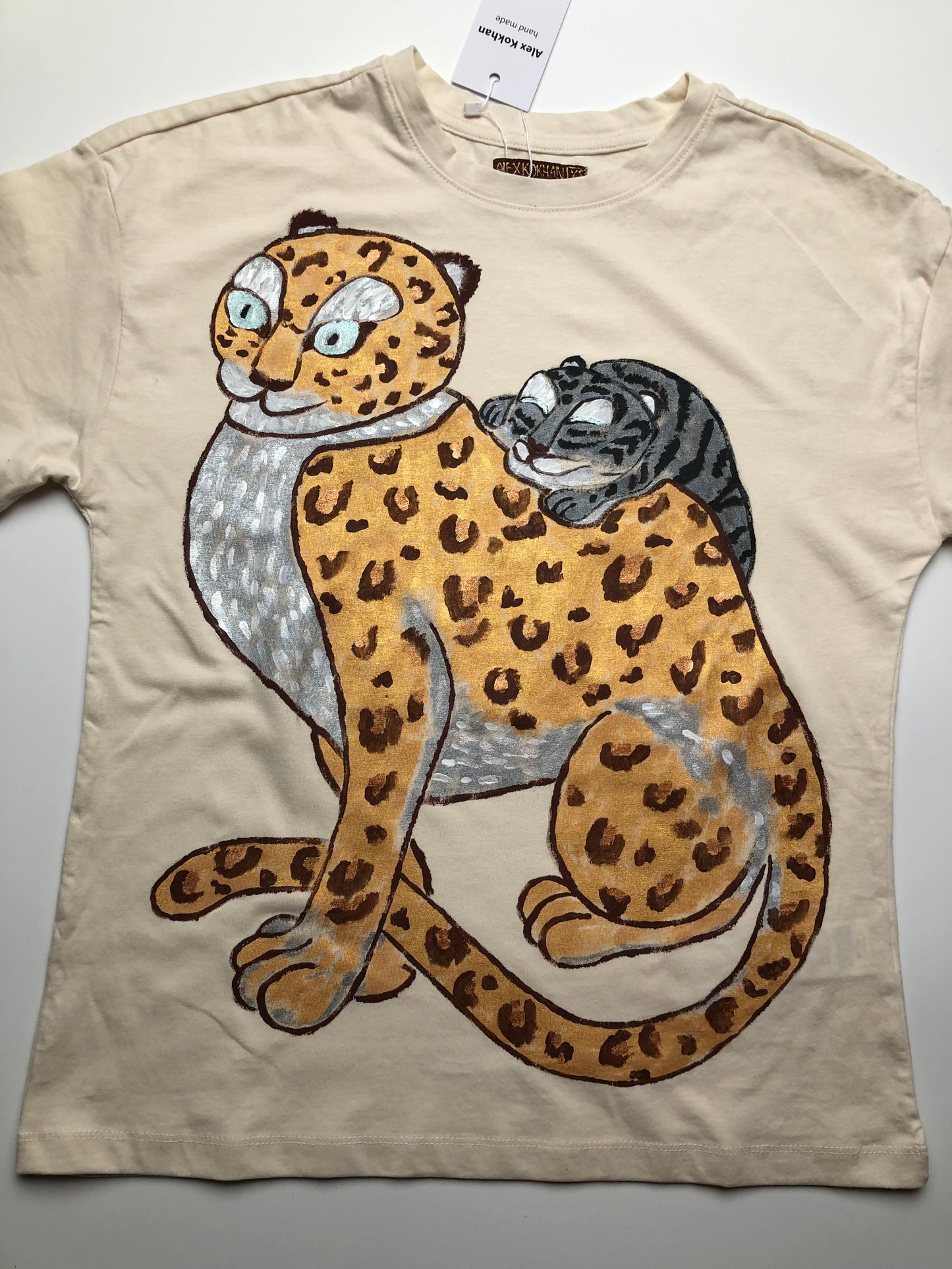 Women's short sleeve t-shirt panther pattern details