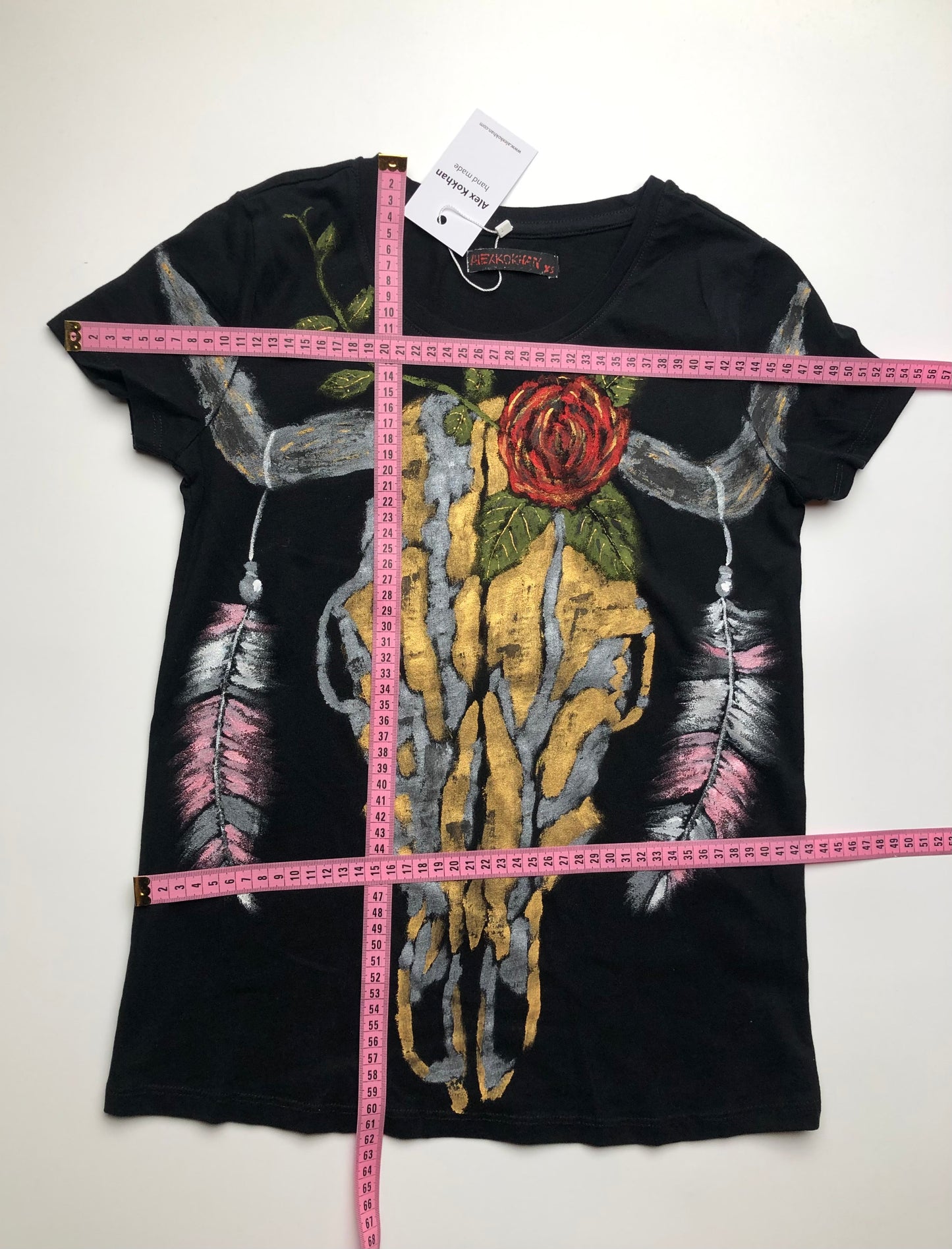 Hand painted with acrylics on a T-shirt in one size XS. Product length 60 cm, width at the waist 43 cm. Women's short sleeve t-shirt cow skull in feathers