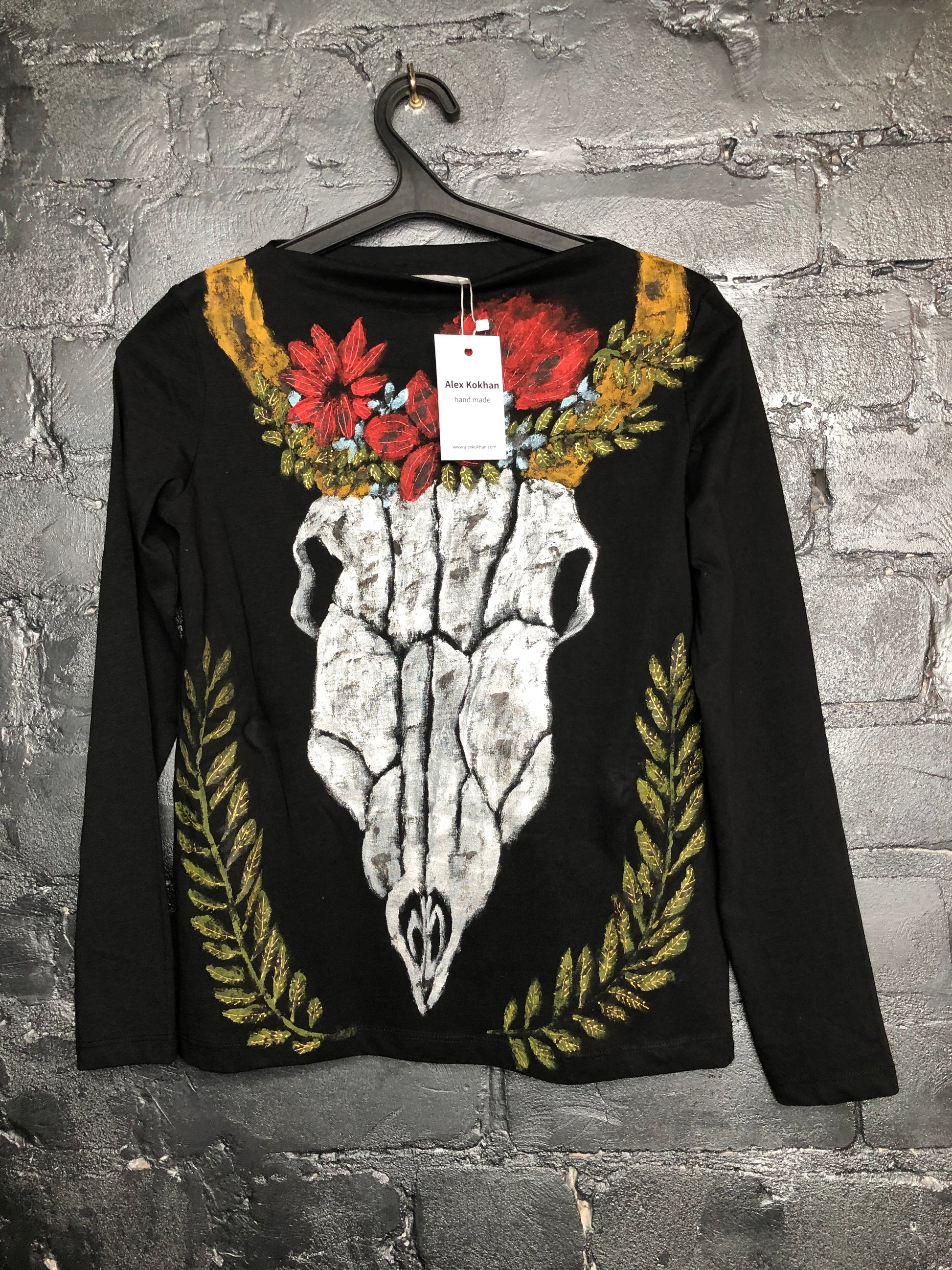 Women's long sleeve black T-shirt with a pattern of a skull, horns, leaves and flowers.