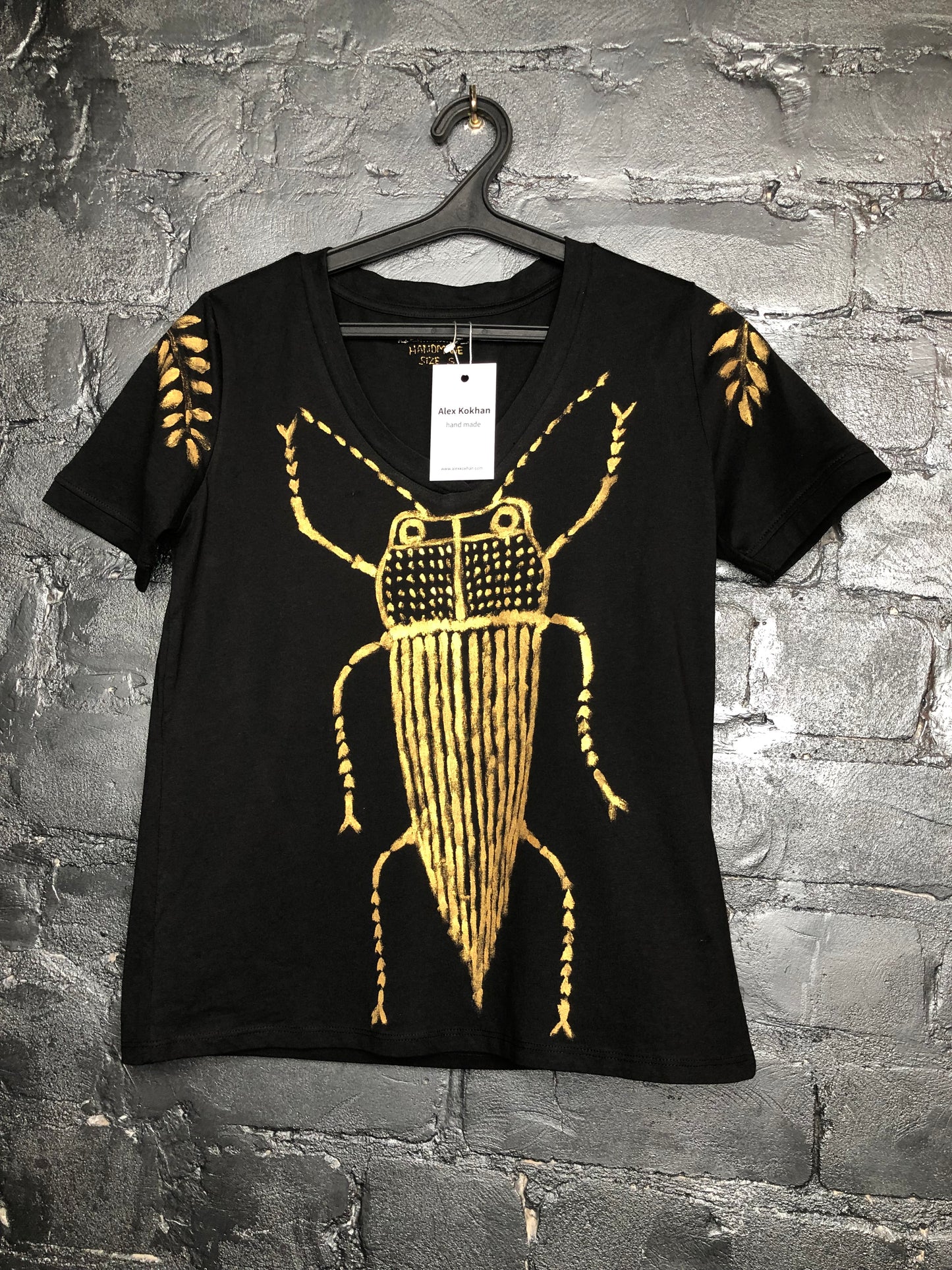 Elegant Black Women's Short Sleeve Gold Cockroach T-shirt