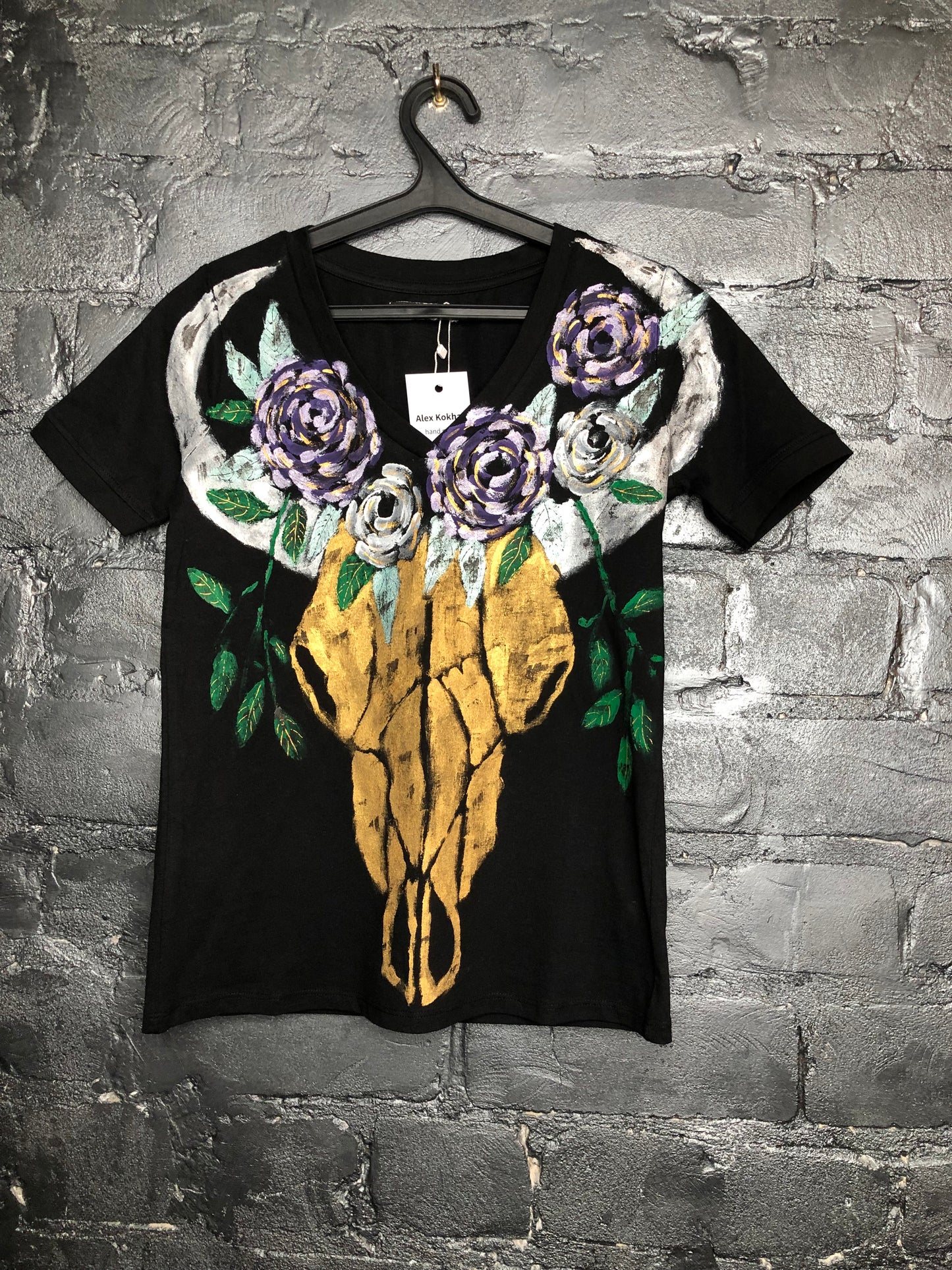 Women's Stylish Black Short Sleeve Golden Cow T-shirt black with a pattern of a skull, horns and flowers.