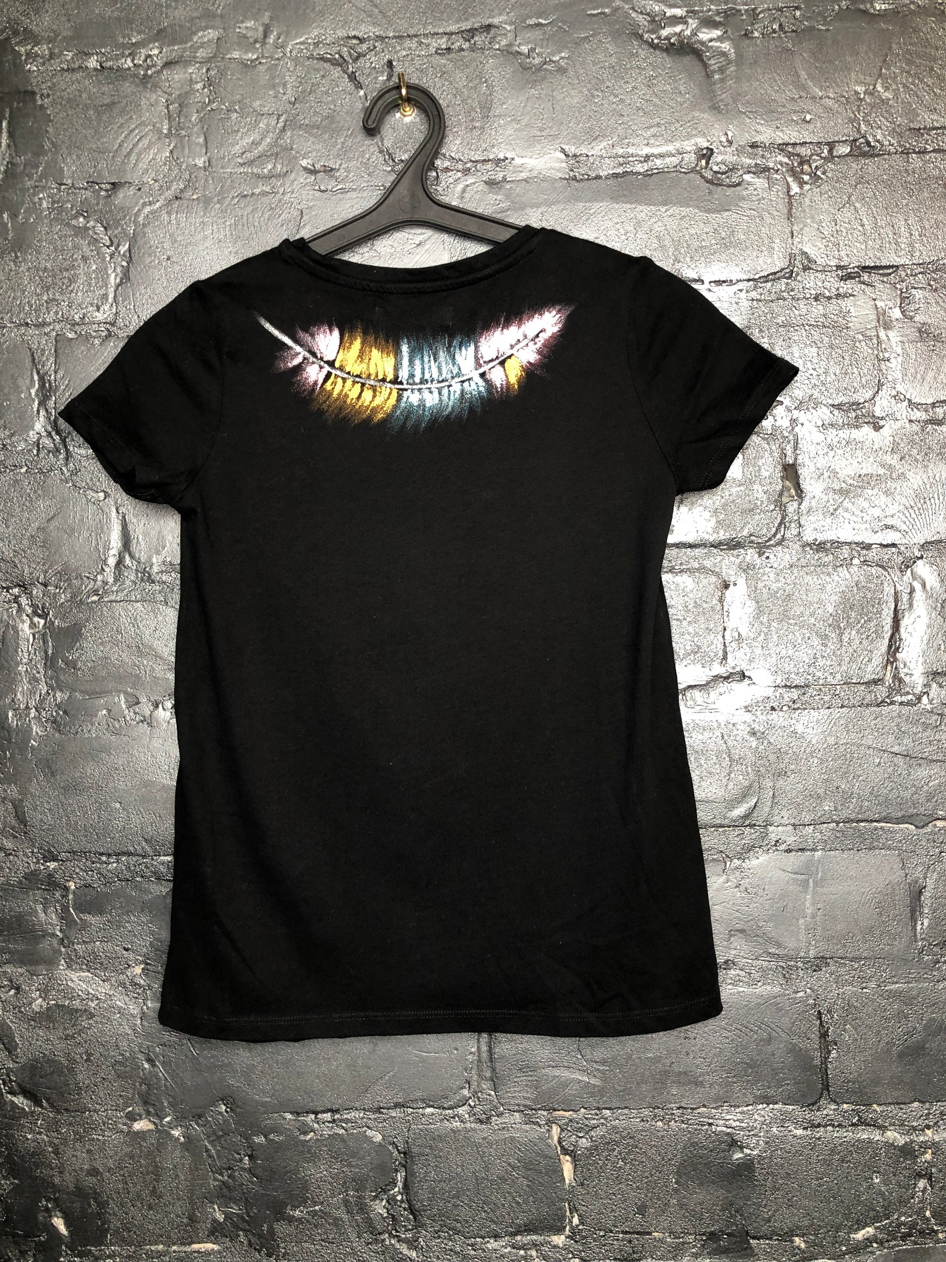 Women's black cool short sleeve T-shirt cow in feathers back