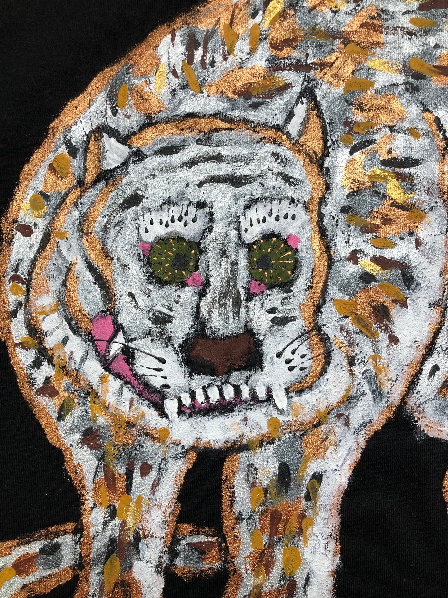 Detailed muzzle of a tiger on a women's sweatshirt
