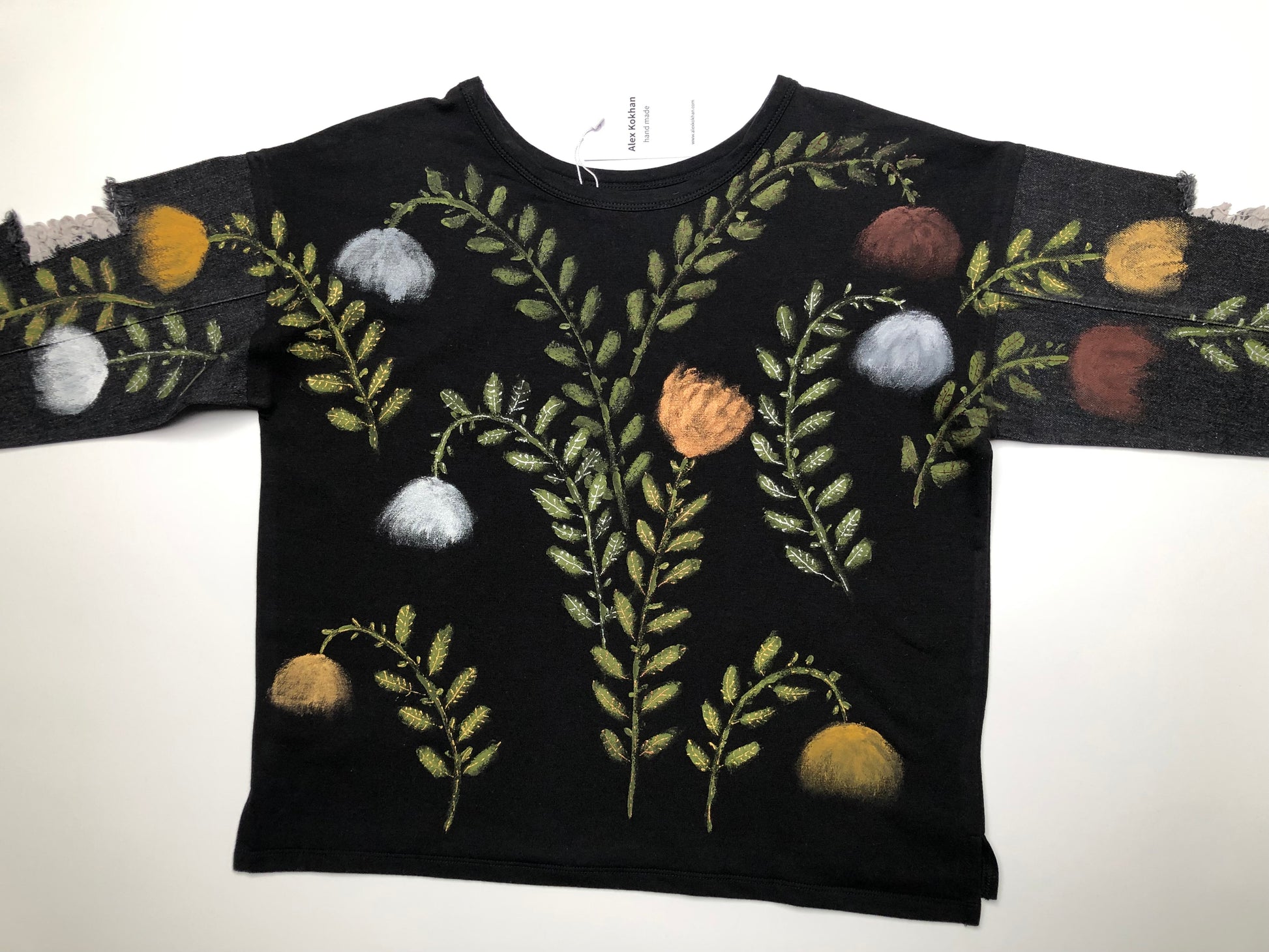 Detailed floral pattern decor on women's black clothes back sweatshirt