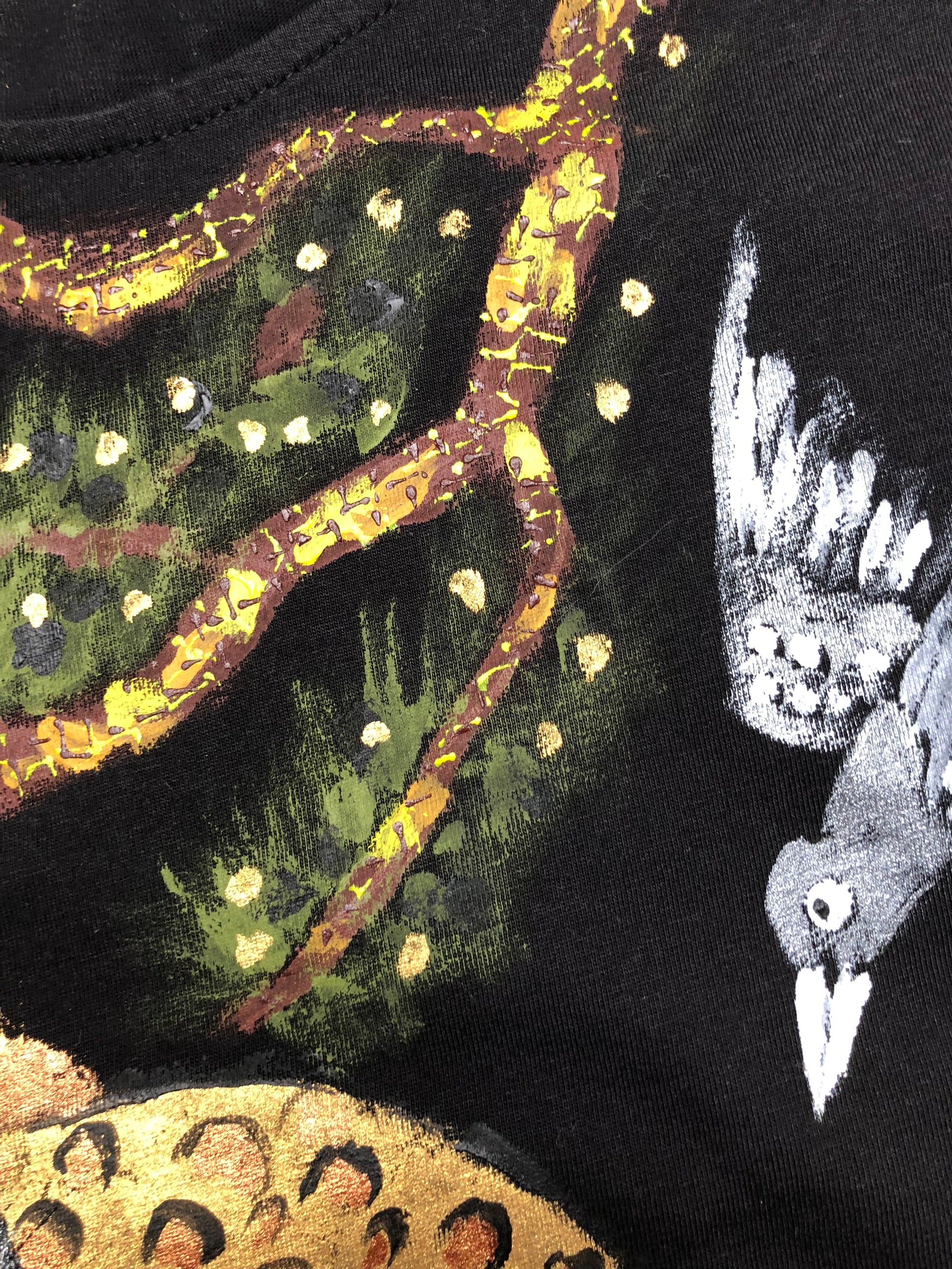 Detail tree and bird on a T-shirt
