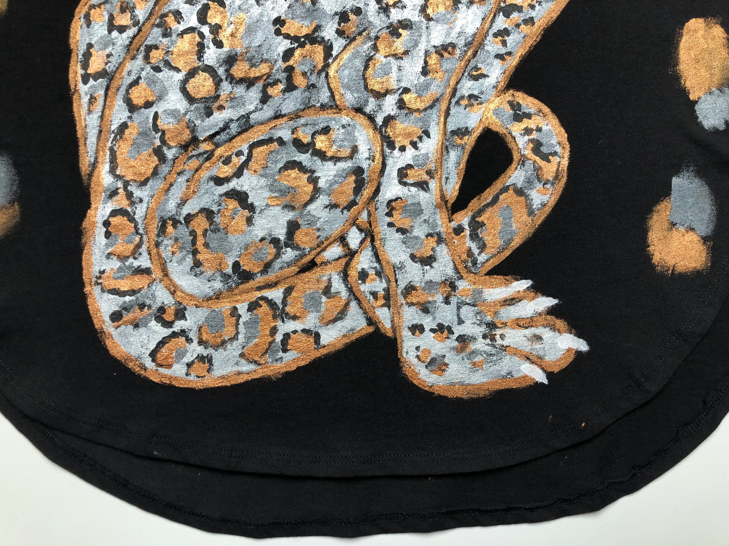Bottom of the t-shirt with leopard legs and claws