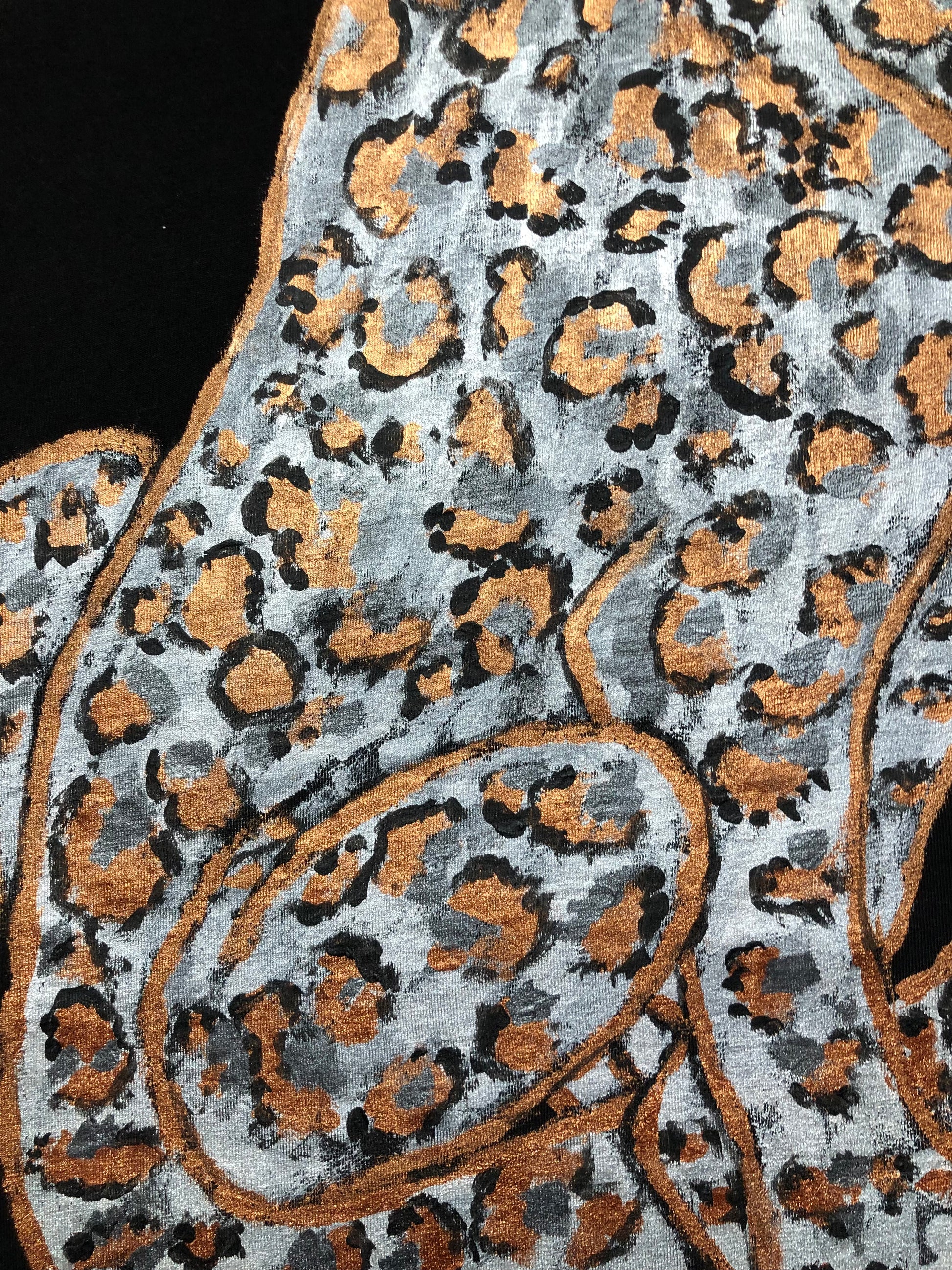Detail leopard patterns on the picture of the animal on the T-shirt hand-painted work