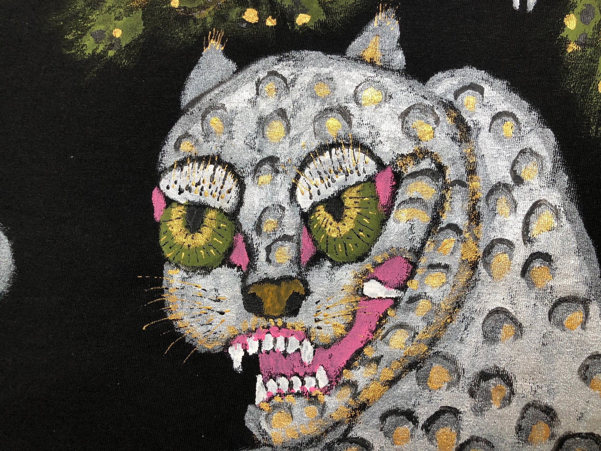 Image of a predatory animal with fangs on a T-shirt