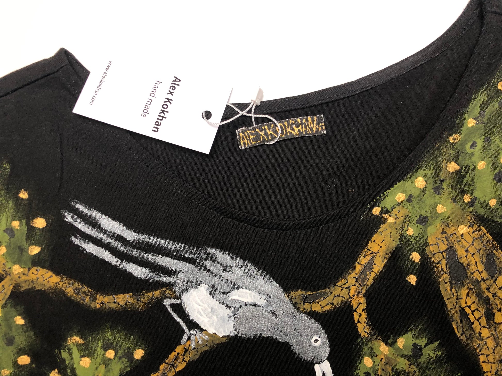 Detailed image of the upper part of the neck of the T-shirt