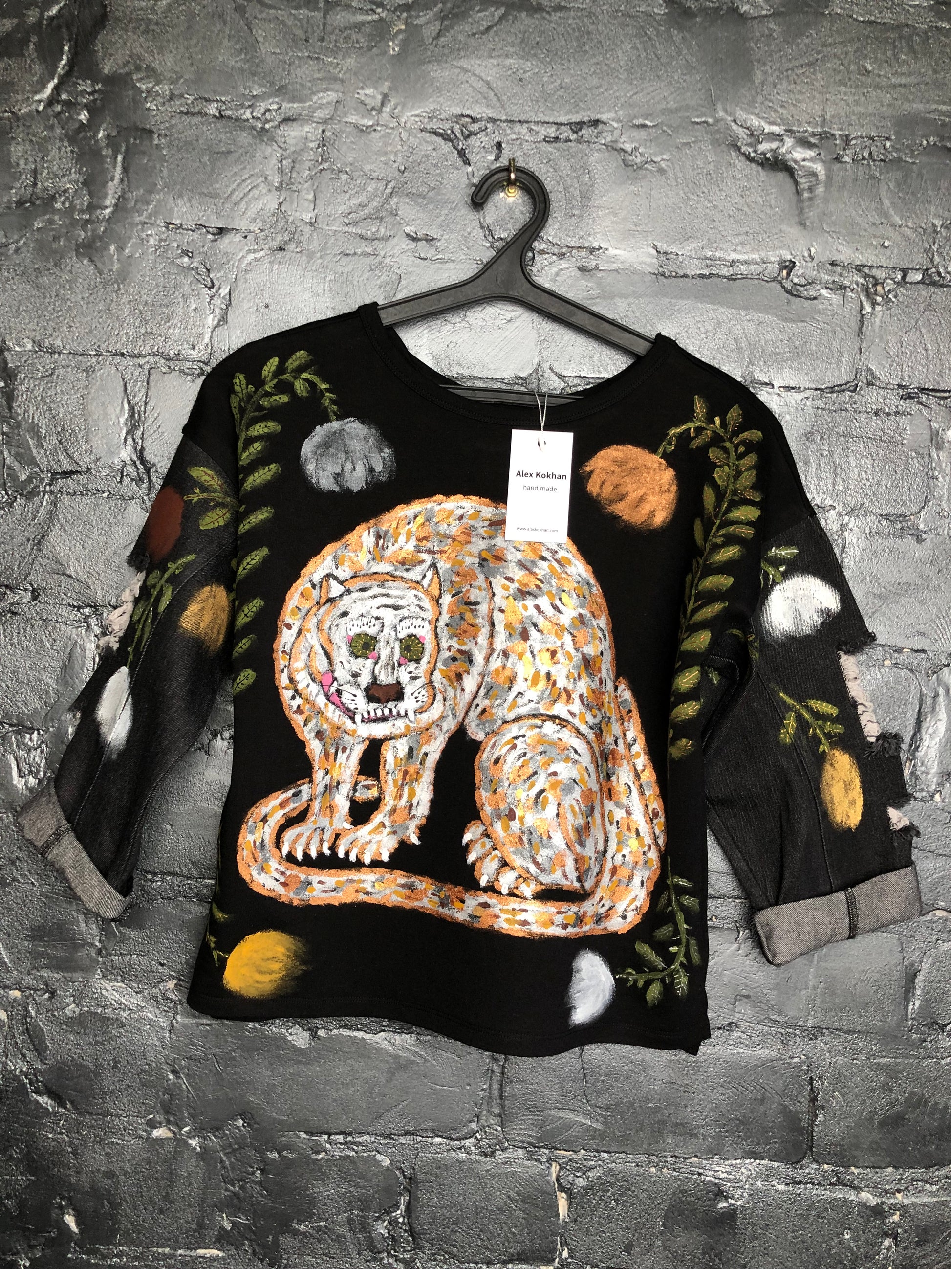 Women's best animal and and floral decor print sweatshirt in the interior