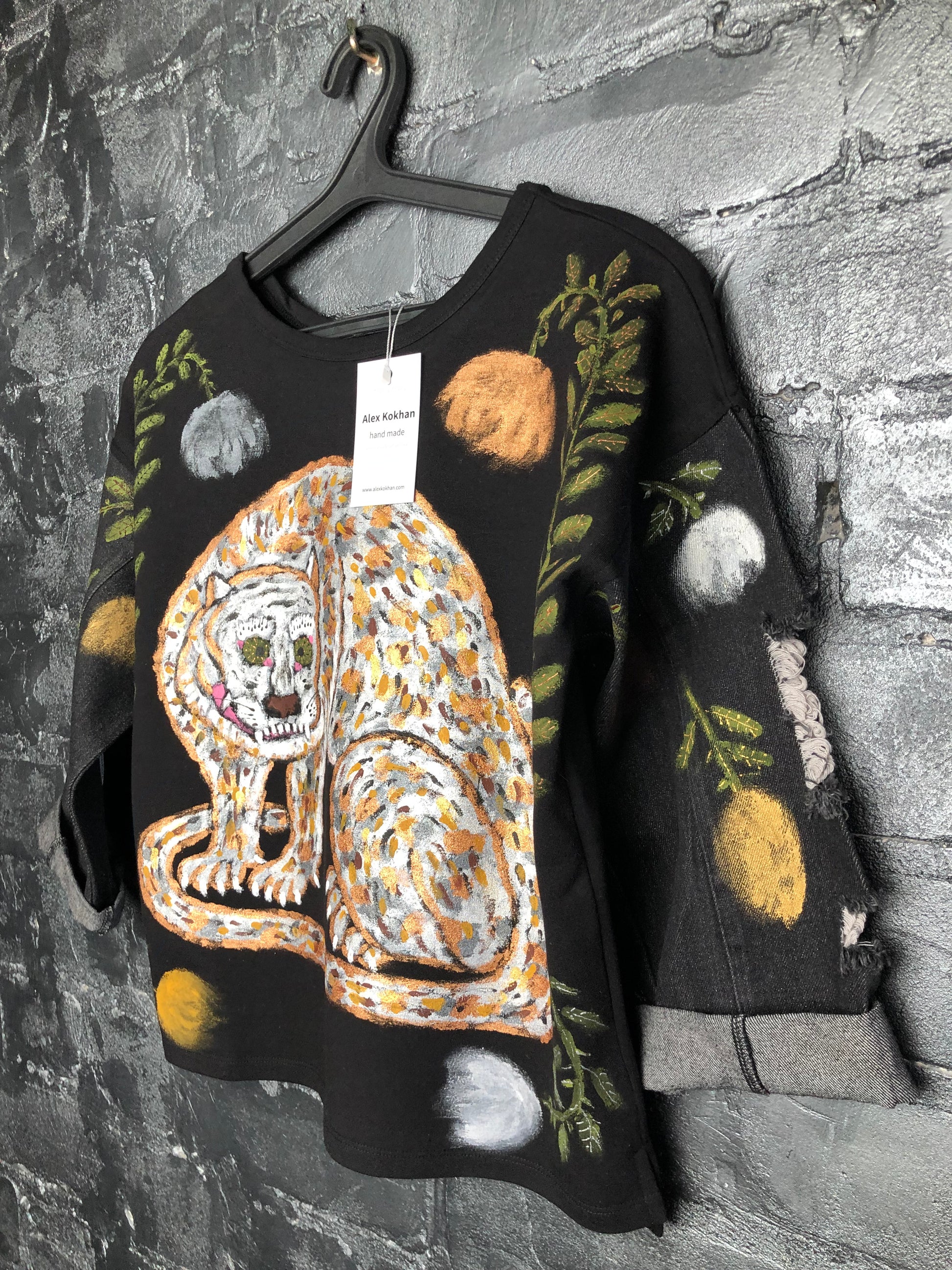 Side view Best Women's tiger and and floral decor clothes sweatshirt