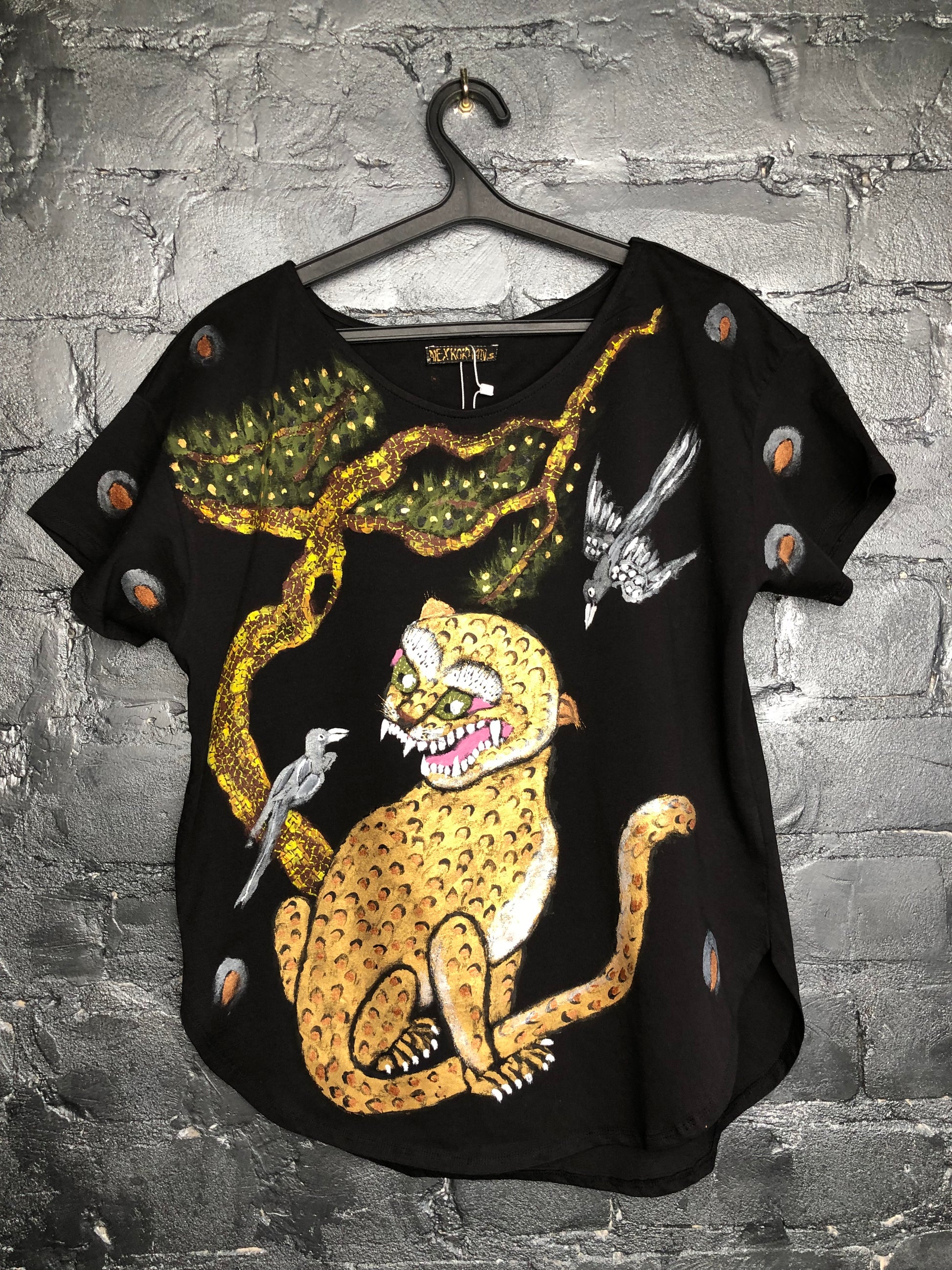 The best women's clothing leopard t-shirt