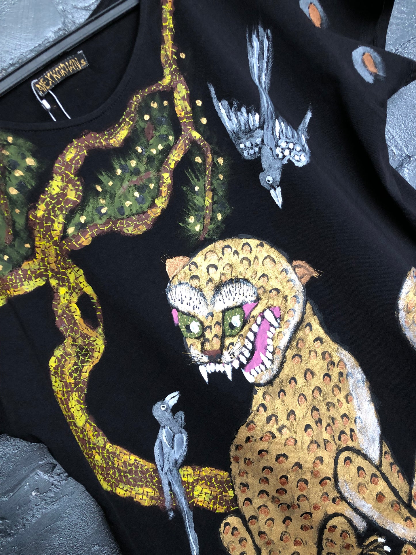 Detail Side view Best women's clothing leopard t-shirt