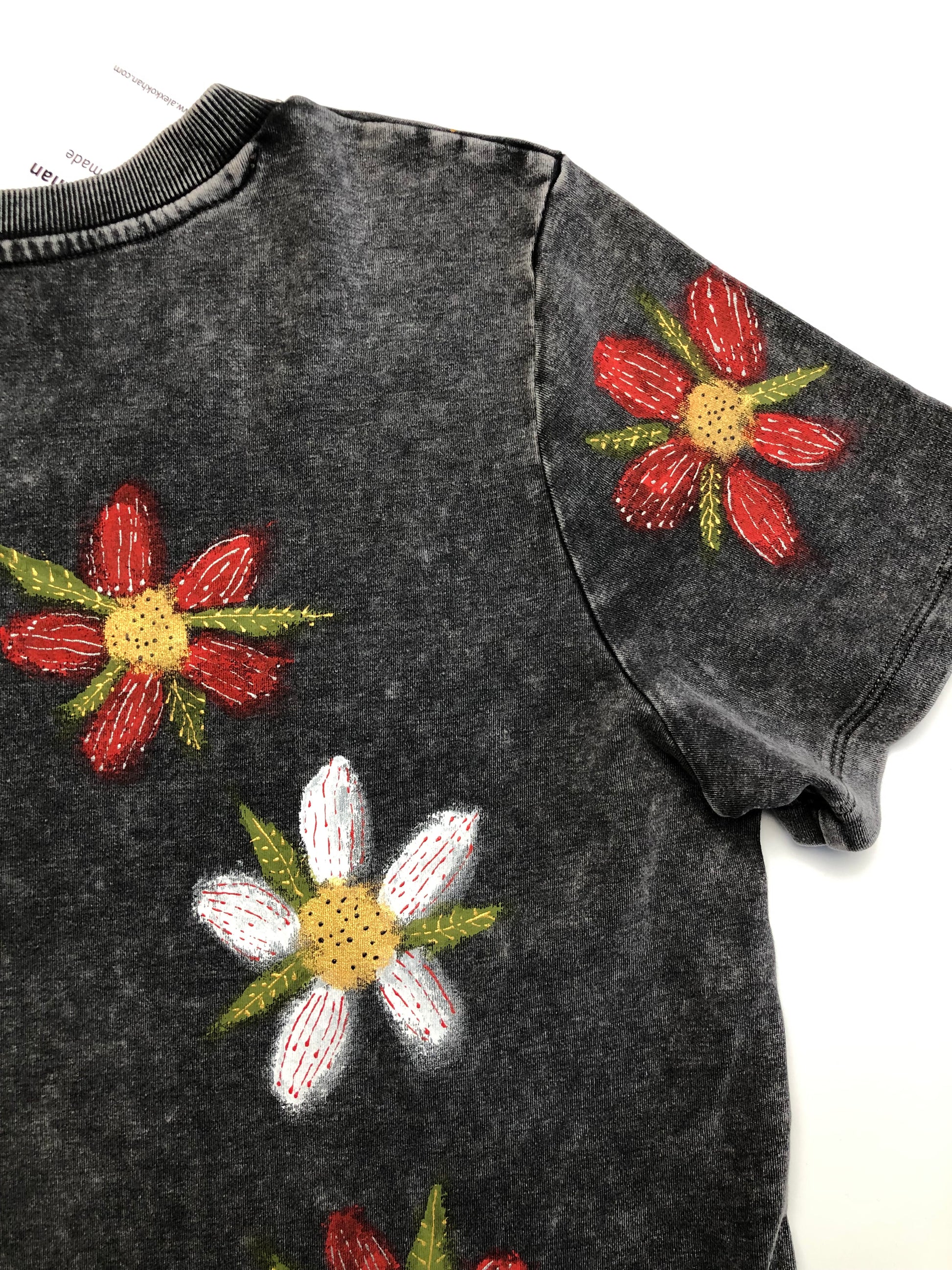 Design of painting with flowers of the back of the T -shirt on the sleeve