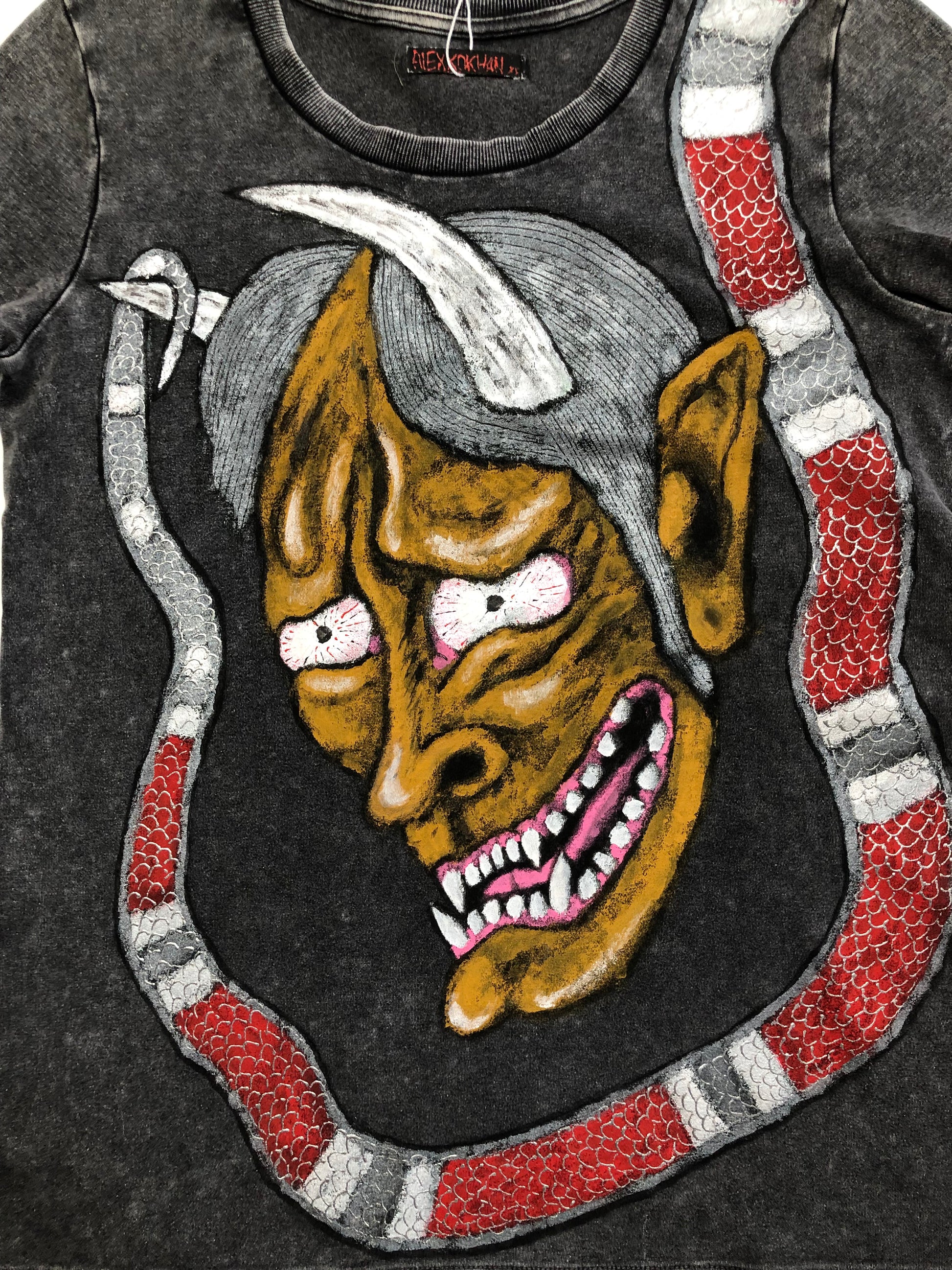 In detail Women's mask Hannya Demon T -shirt with a Snake.