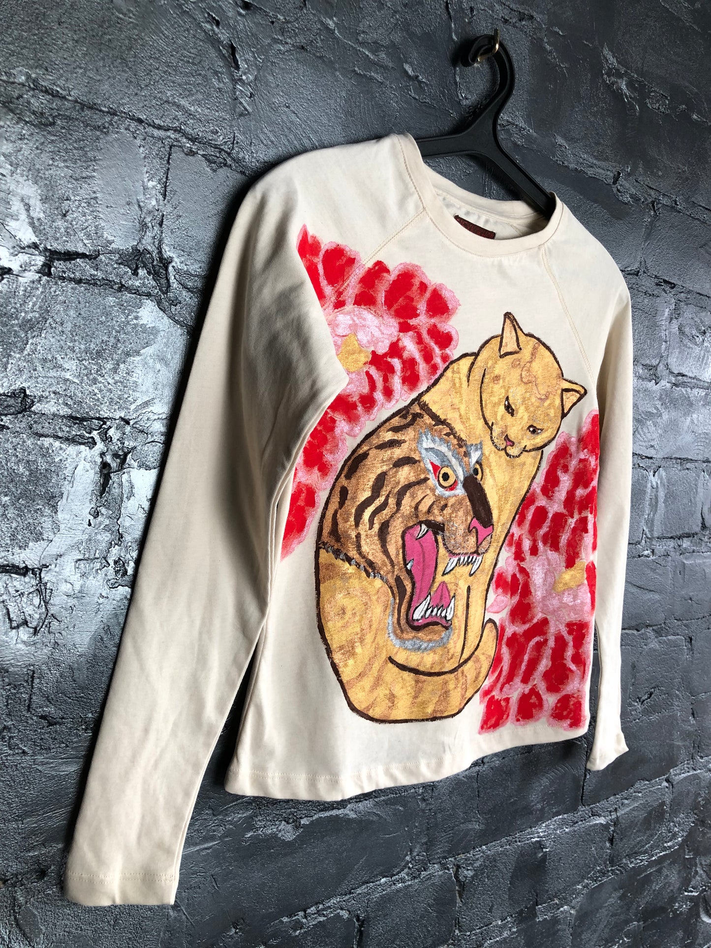Women's long sleeve t-shirt cat and angry tiger