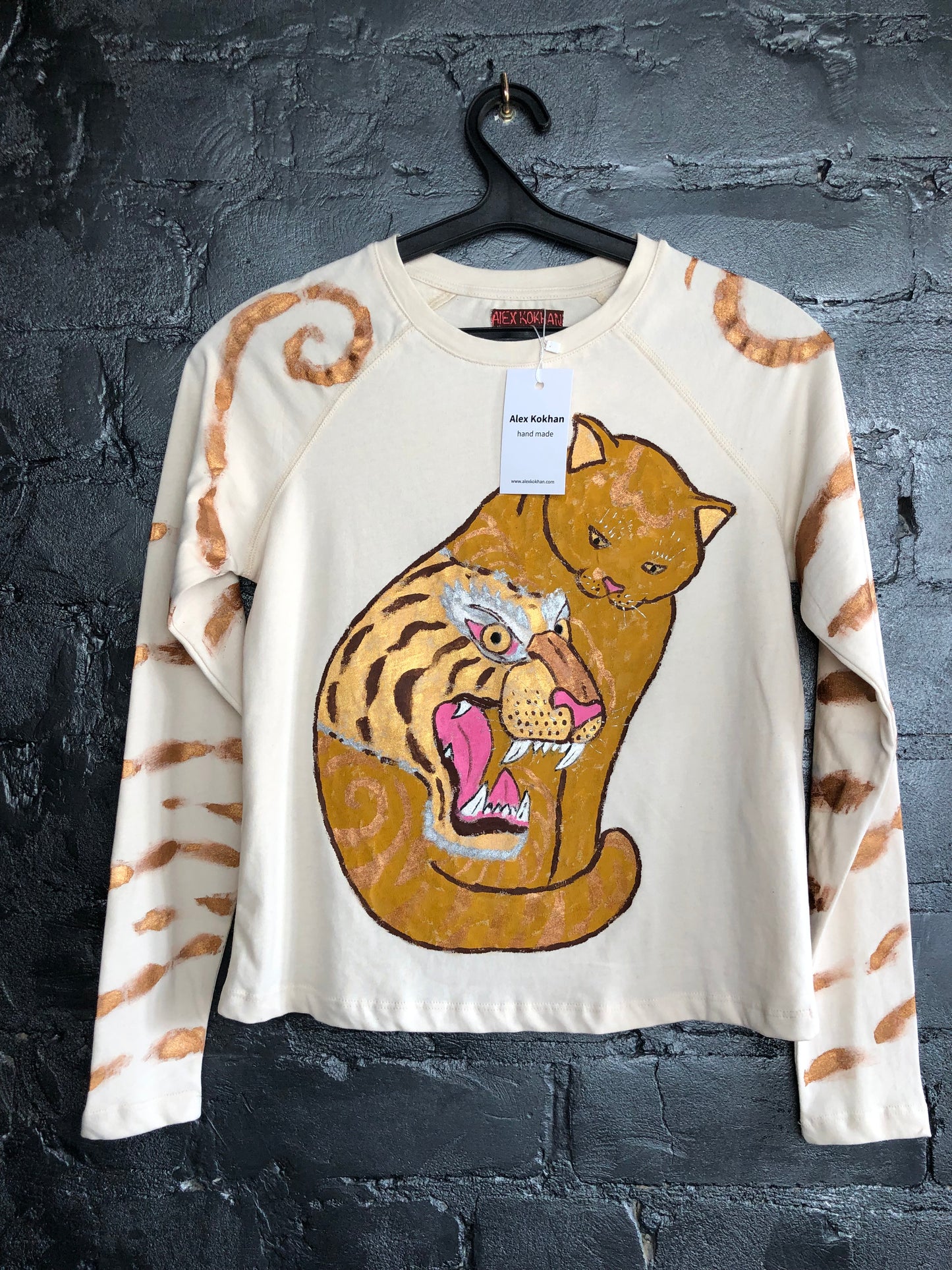 Women's long sleeve t-shirt cat, stripes angry tiger