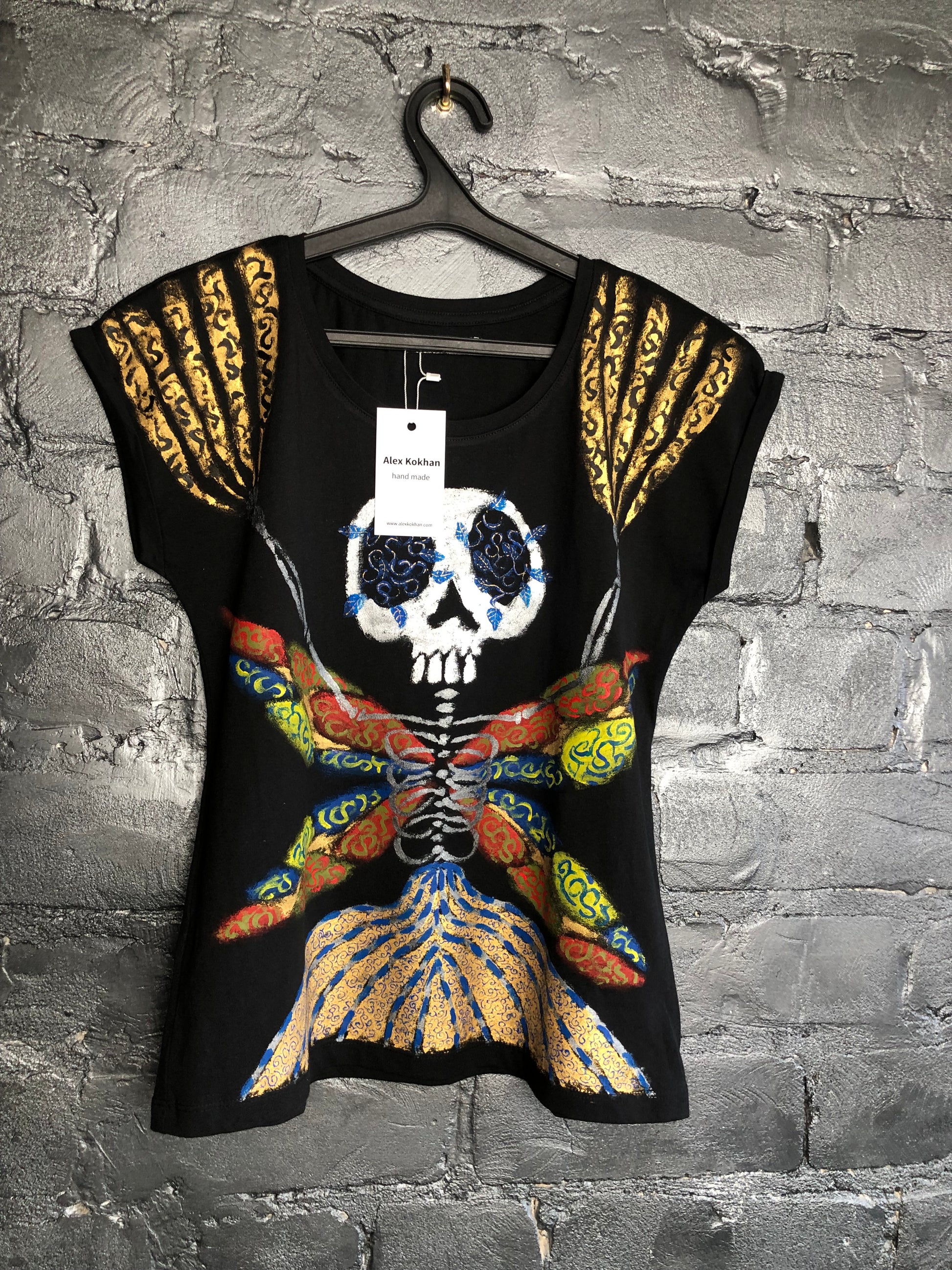 Women's black short sleeve t-shirt skeleton in winged dress