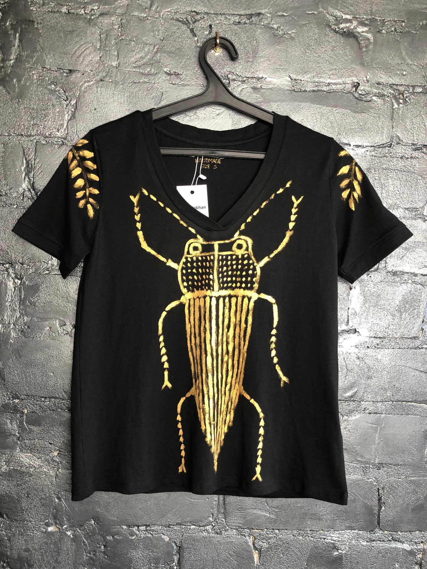 Women's short sleeve t-shirt cockroaches