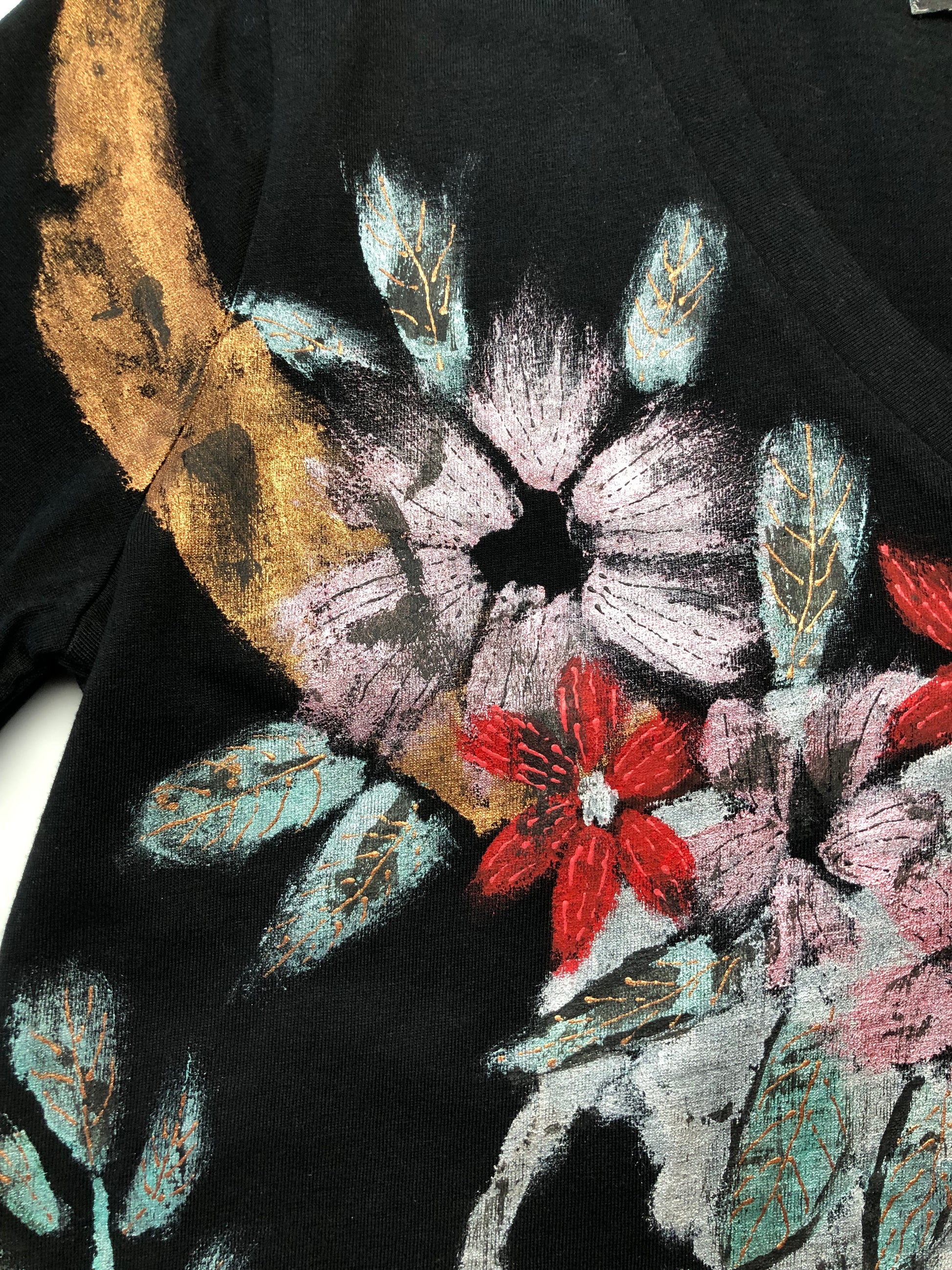 Painting flowers in detail Women's short sleeve t-shirt cow skull