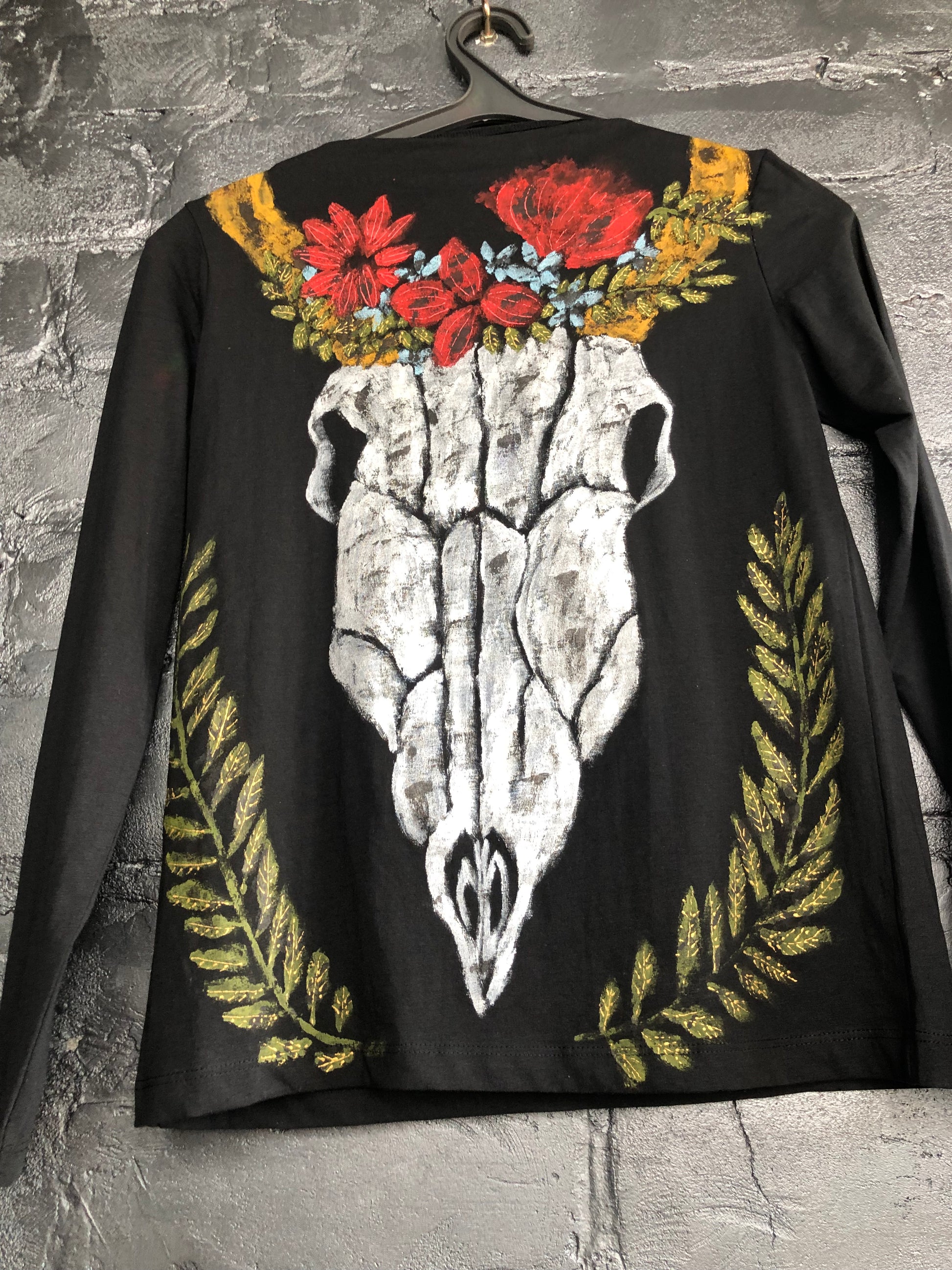 Women's long sleeve t-shirt cow skull with twigs