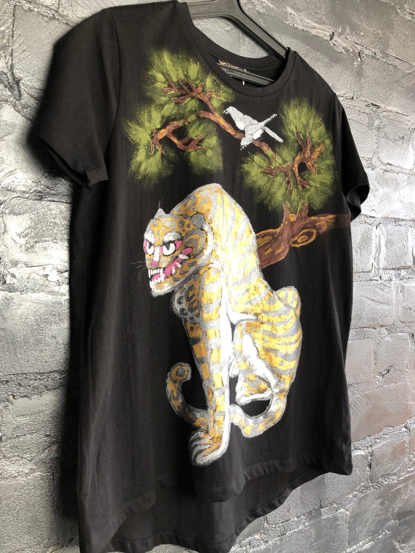 Women's short sleeve t-shirt fanged tiger