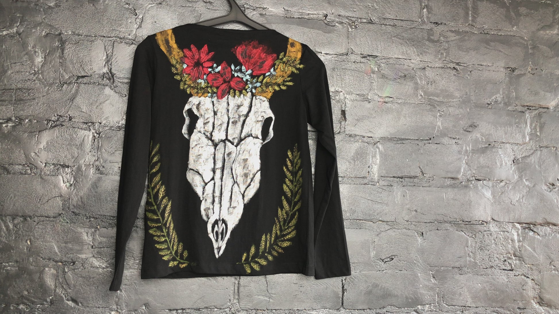 Women's long sleeve t-shirt cow skull with twigs